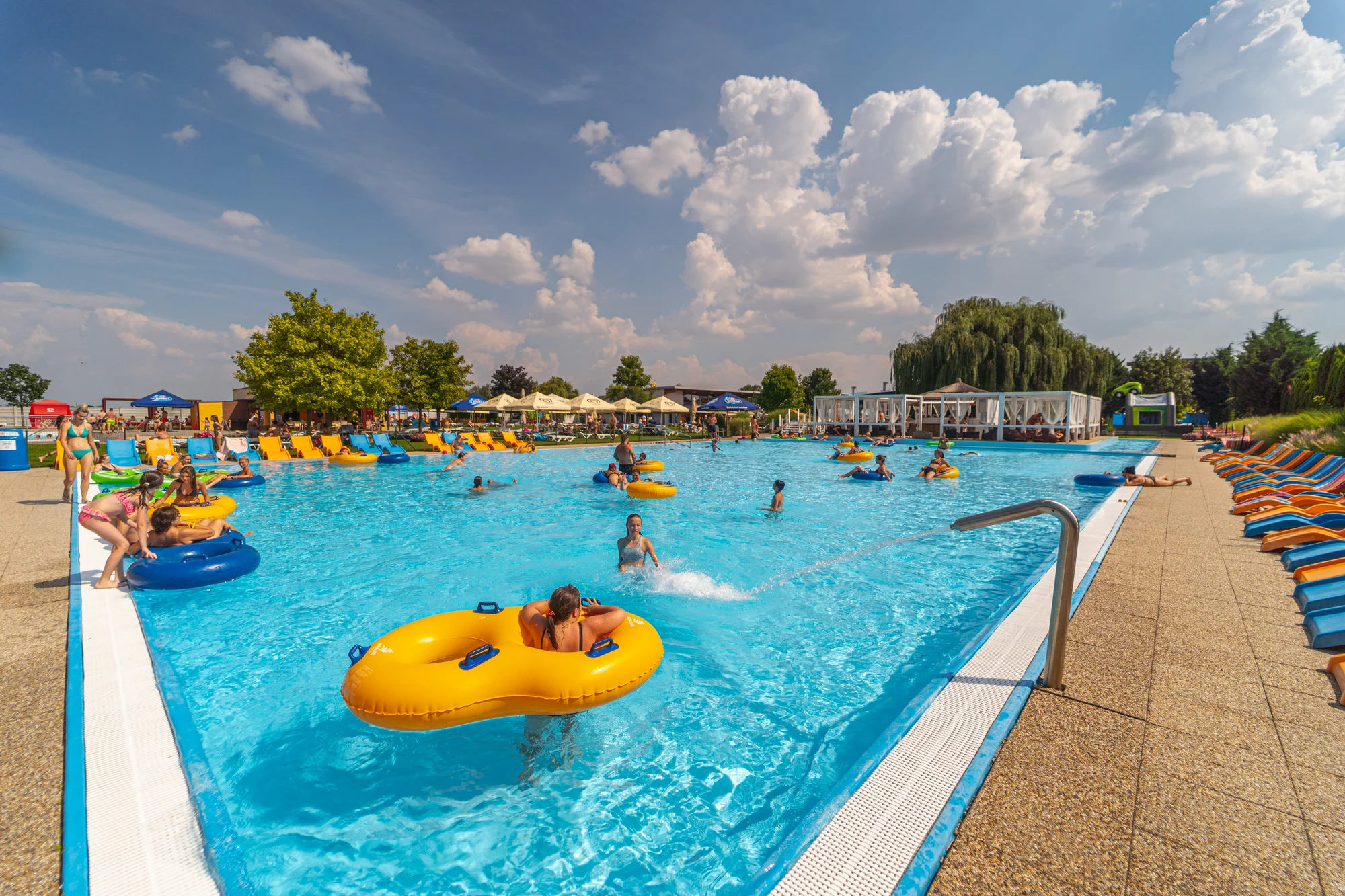 Celodenní vstup do Aquaparku Senec a 100 Kč v kreditech zpět: 7 bazénů, tobogány a skluzavky