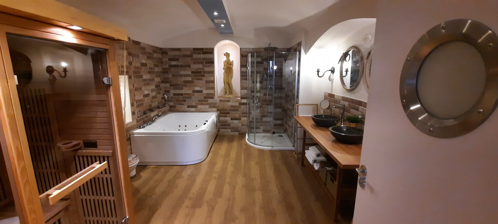 Romantický pobyt v Praze se snídaní, proseccem a privátním wellness na pokoji