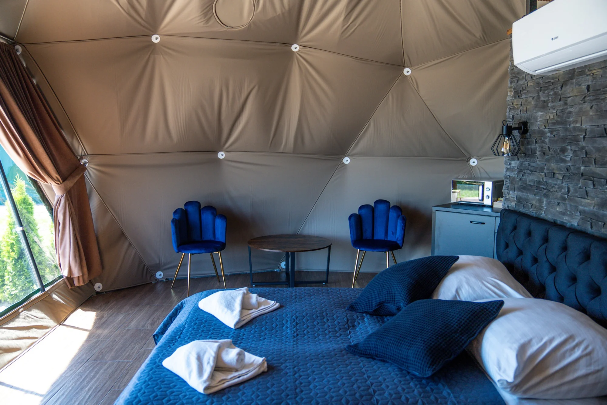 Romantický glamping s venkovní vířivkou jen kousek od Zakopaného