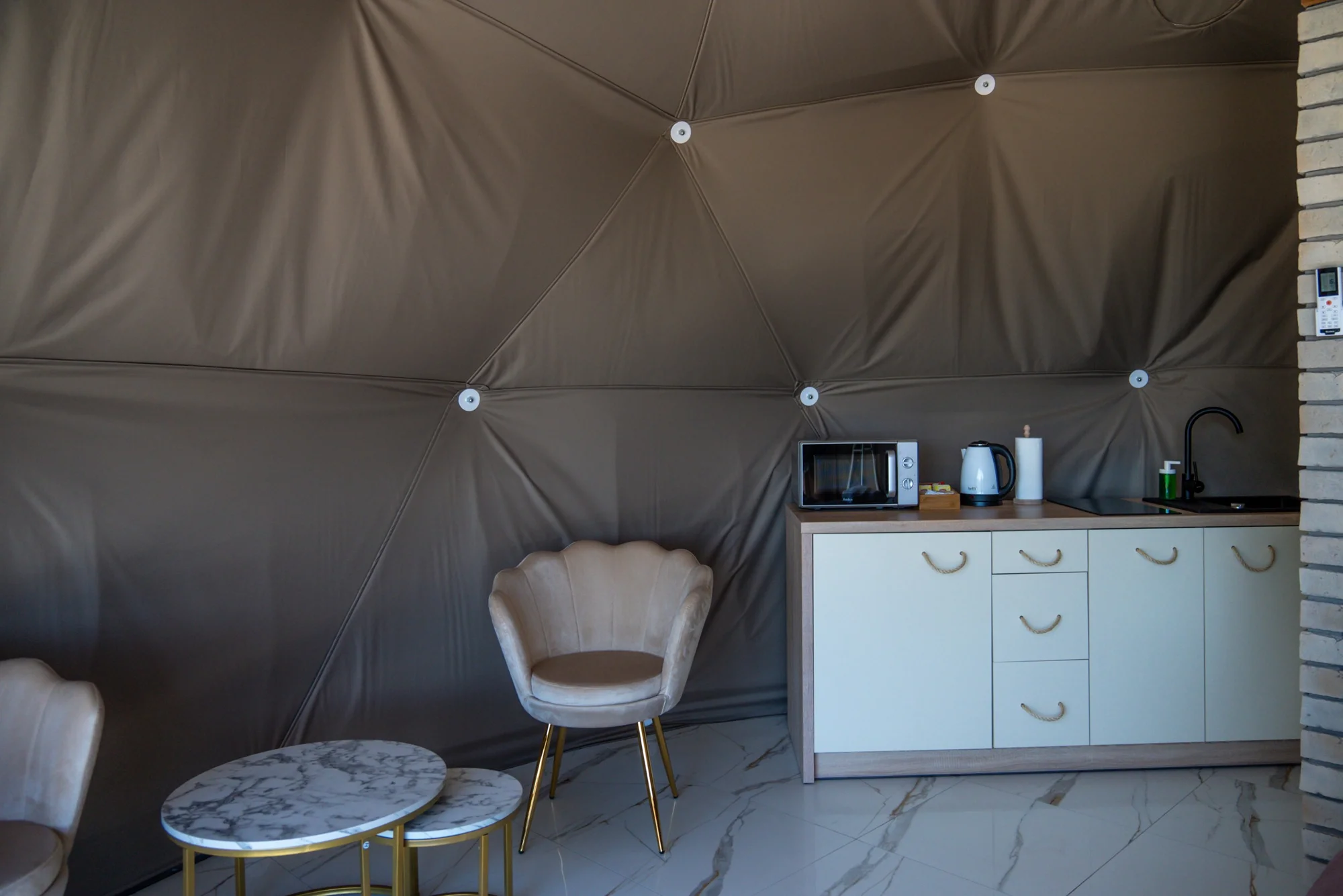 Romantický glamping s venkovní vířivkou jen kousek od Zakopaného