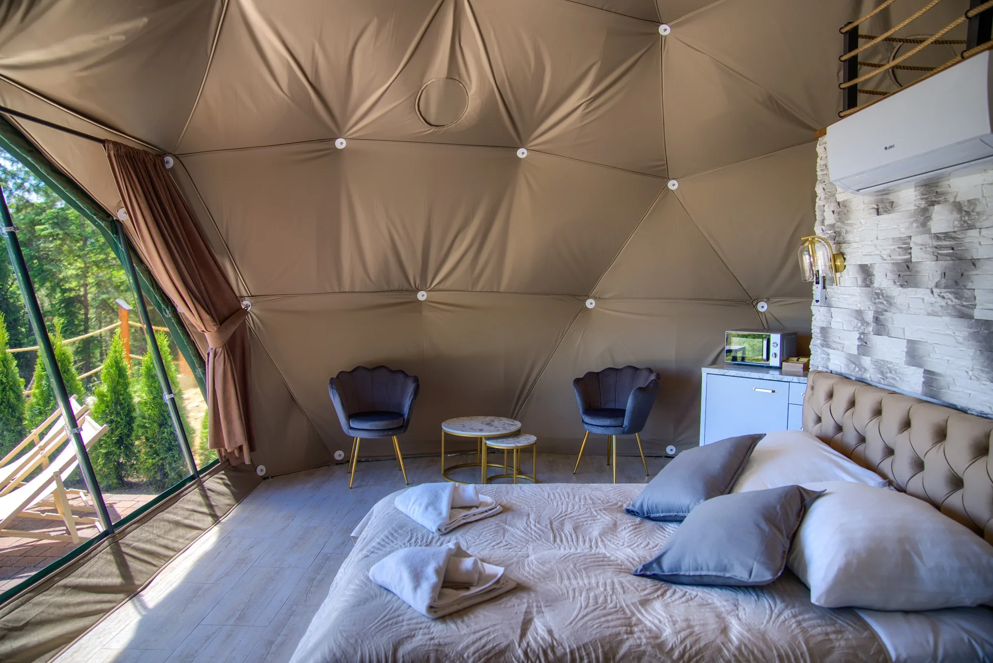 Romantický glamping s venkovní vířivkou jen kousek od Zakopaného