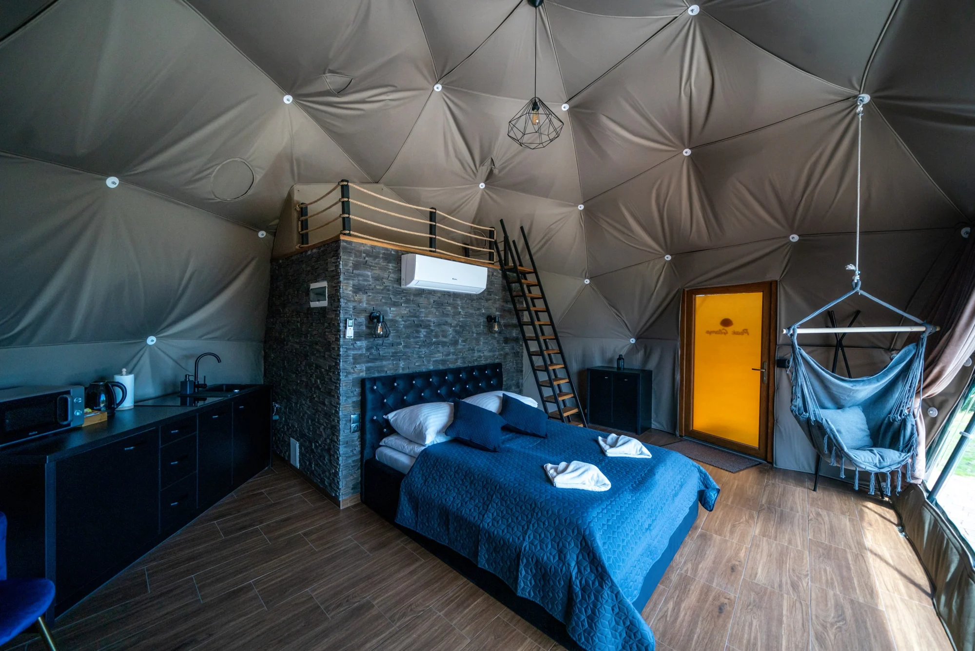 Romantický glamping s venkovní vířivkou jen kousek od Zakopaného