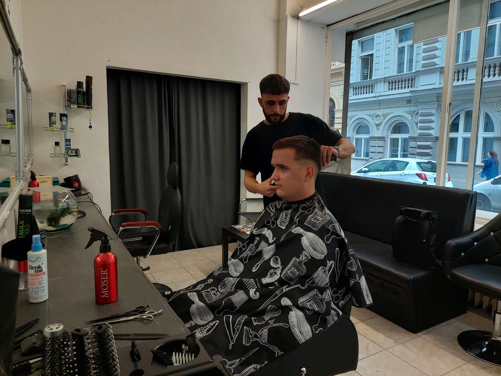 Chlap jako ze žurnálu: střih i kompletní péče o vlasy a vousy u Karlova náměstí