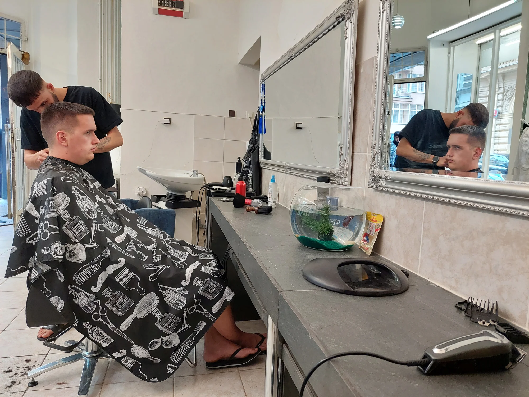 Chlap jako ze žurnálu: střih i kompletní péče o vlasy a vousy u Karlova náměstí