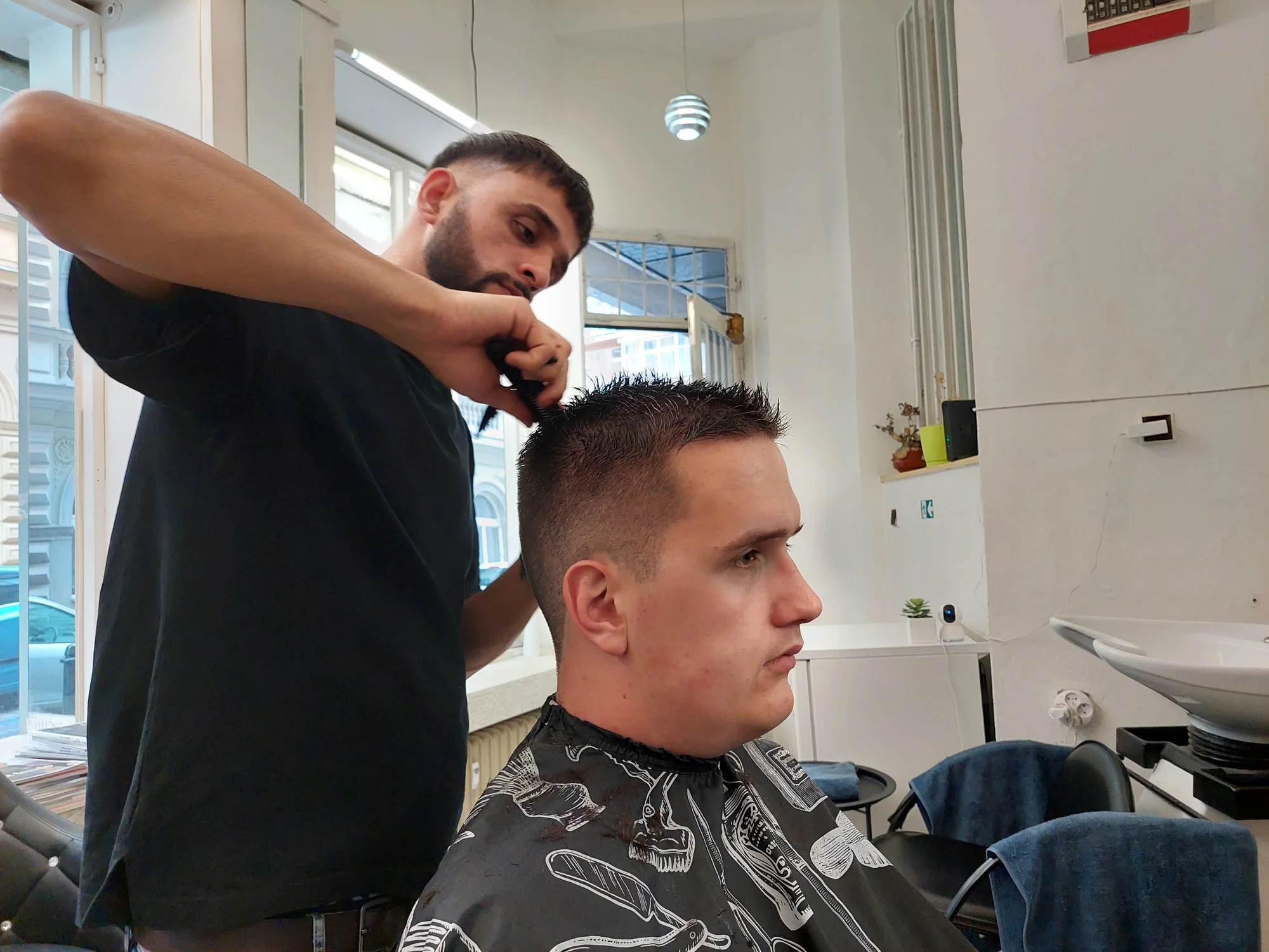 Chlap jako ze žurnálu: střih i kompletní péče o vlasy a vousy u Karlova náměstí