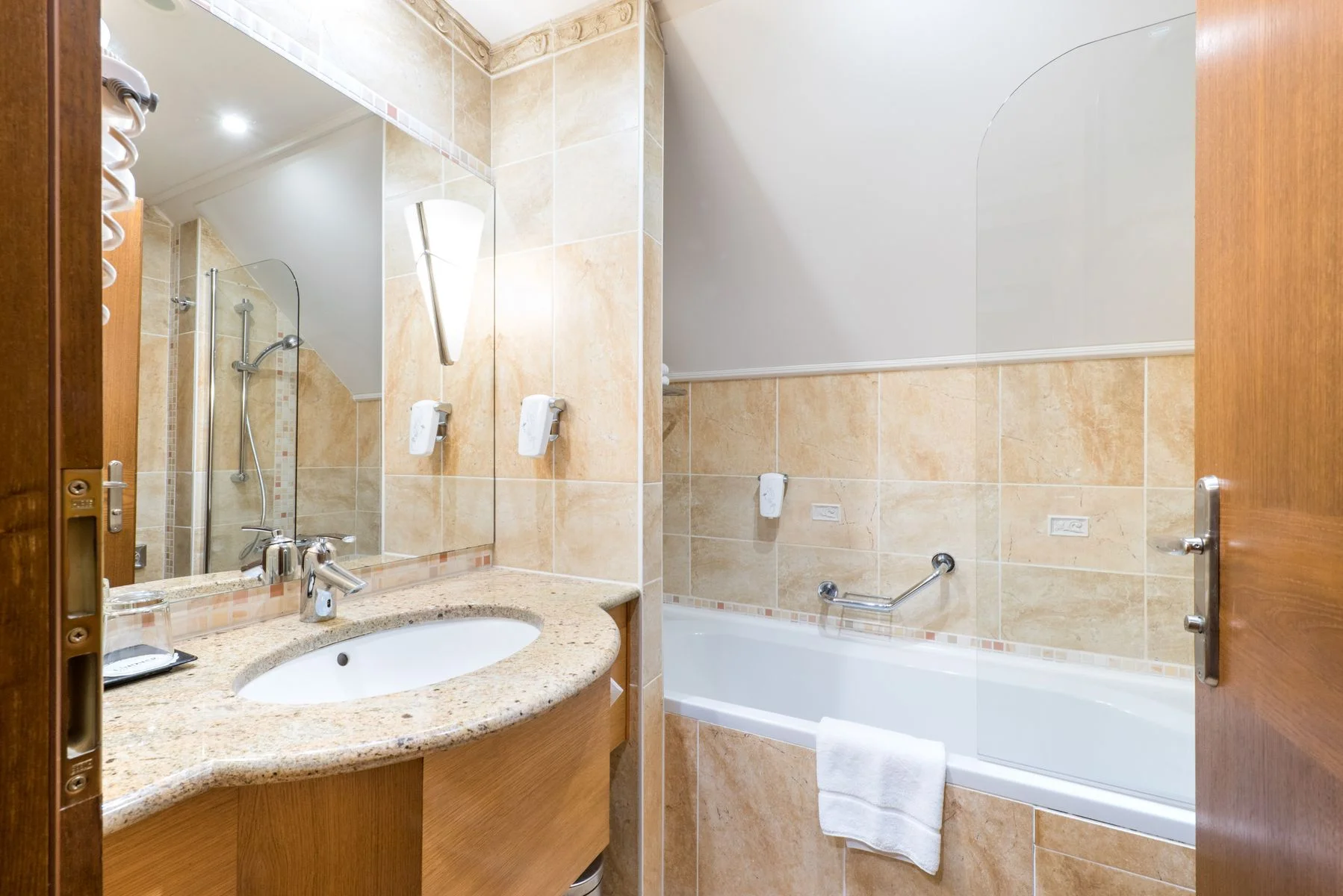 Historický hotel u Strahovského kláštera: snídaně, sauna, možnost snacku i drinku