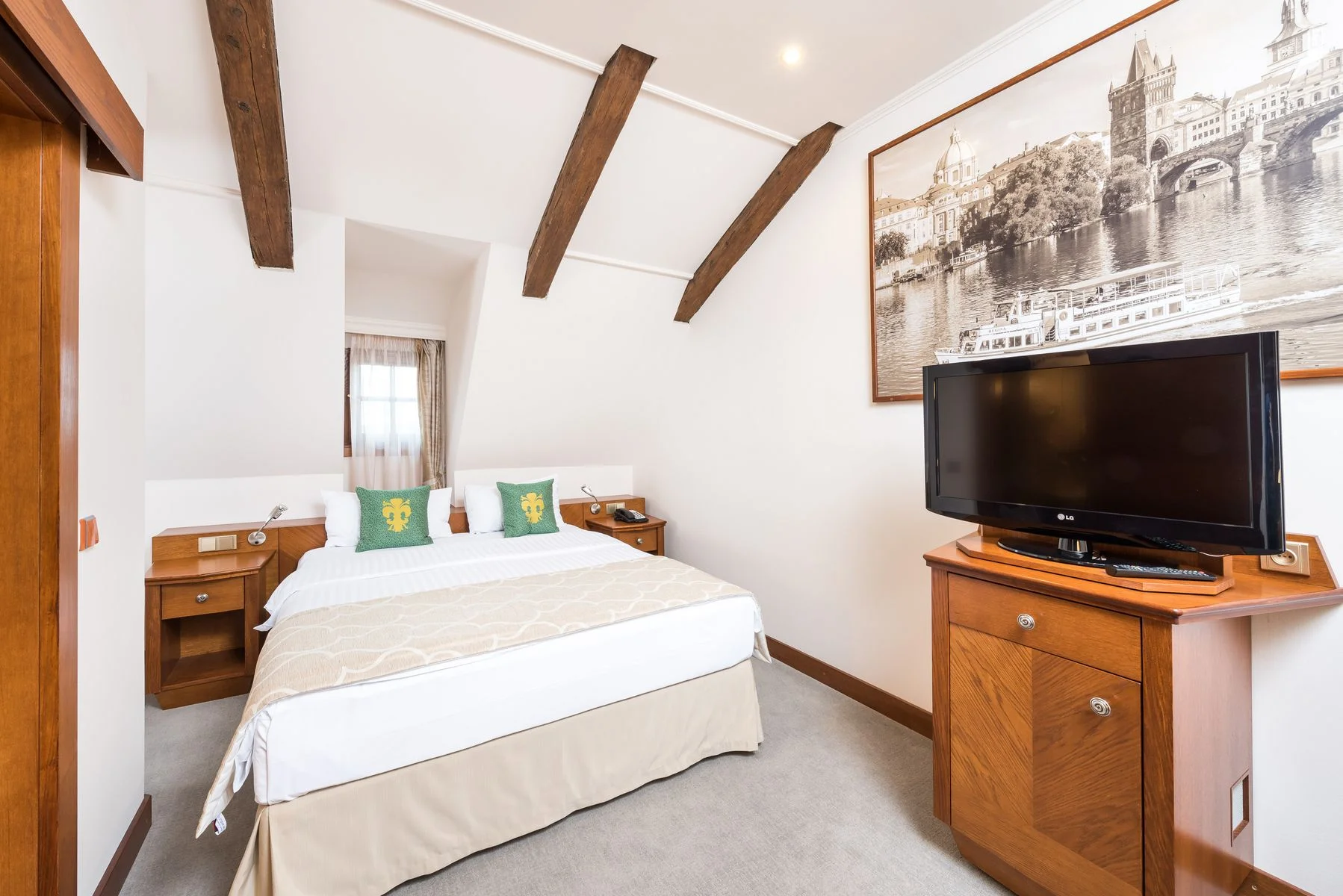 Historický hotel u Strahovského kláštera: snídaně, sauna, možnost snacku i drinku