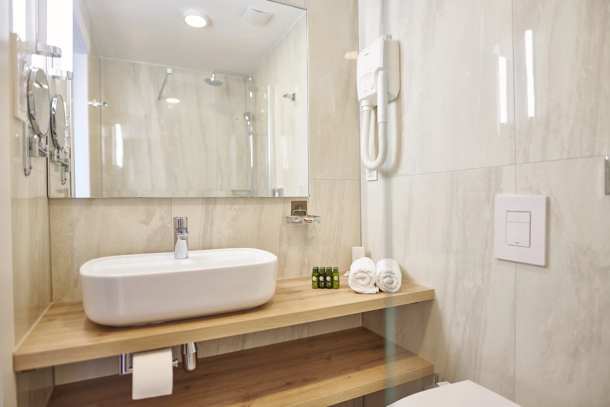 Dovolená v severní Dalmácii: 3* resort u pláže Slanica, polopenze i bazén