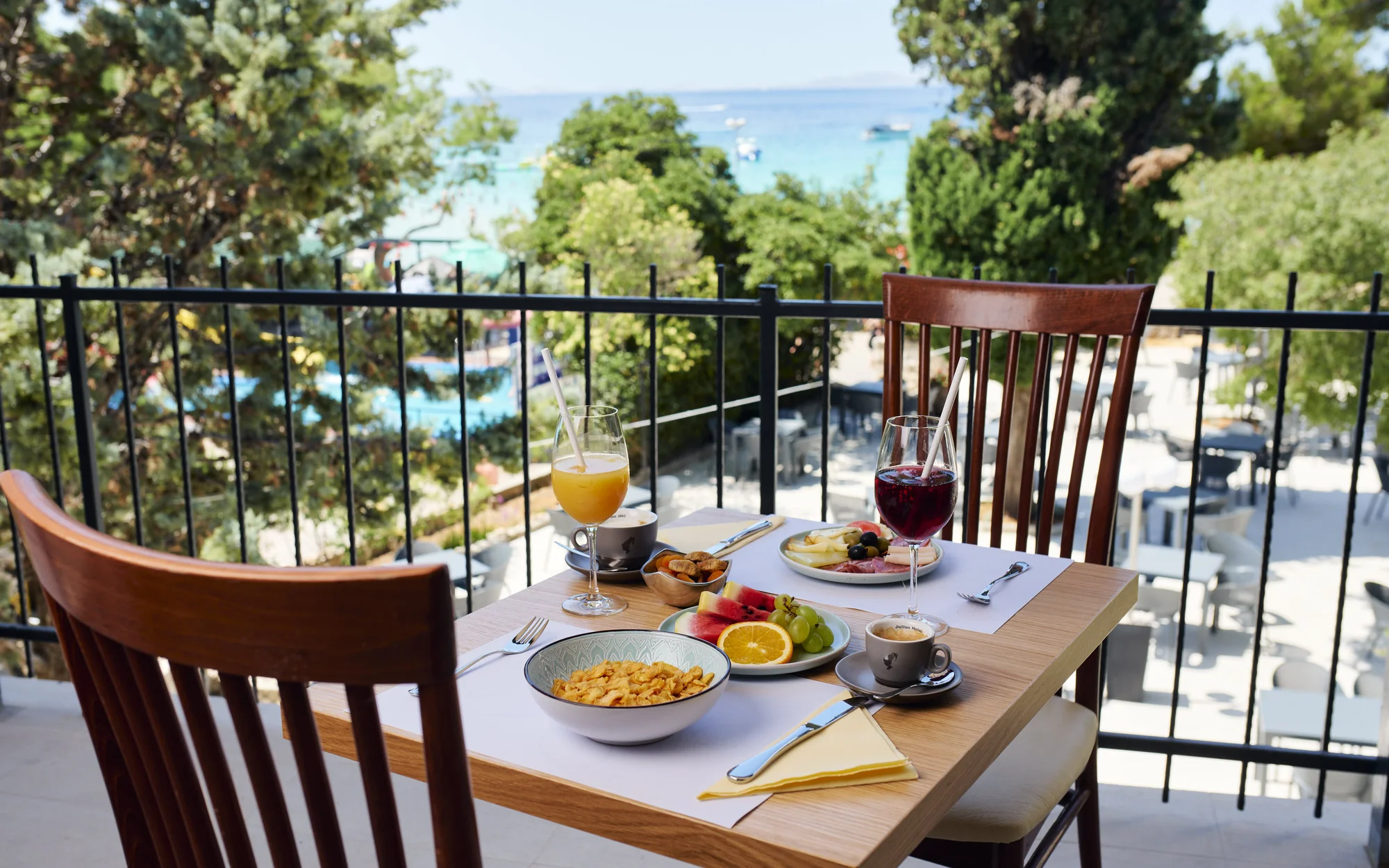 Dovolená v severní Dalmácii: 3* resort u pláže Slanica, polopenze i bazén