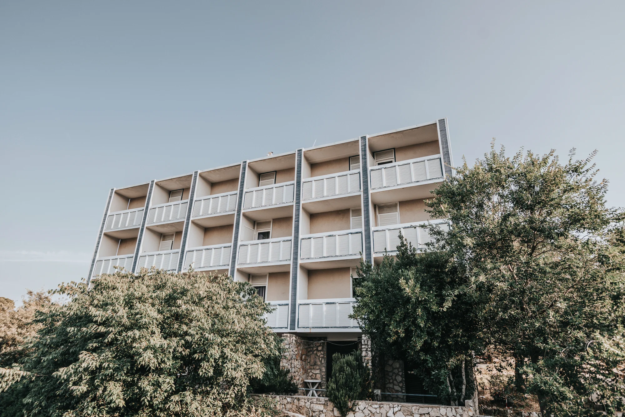 Dovolená v severní Dalmácii: 3* resort u pláže Slanica, polopenze i bazén