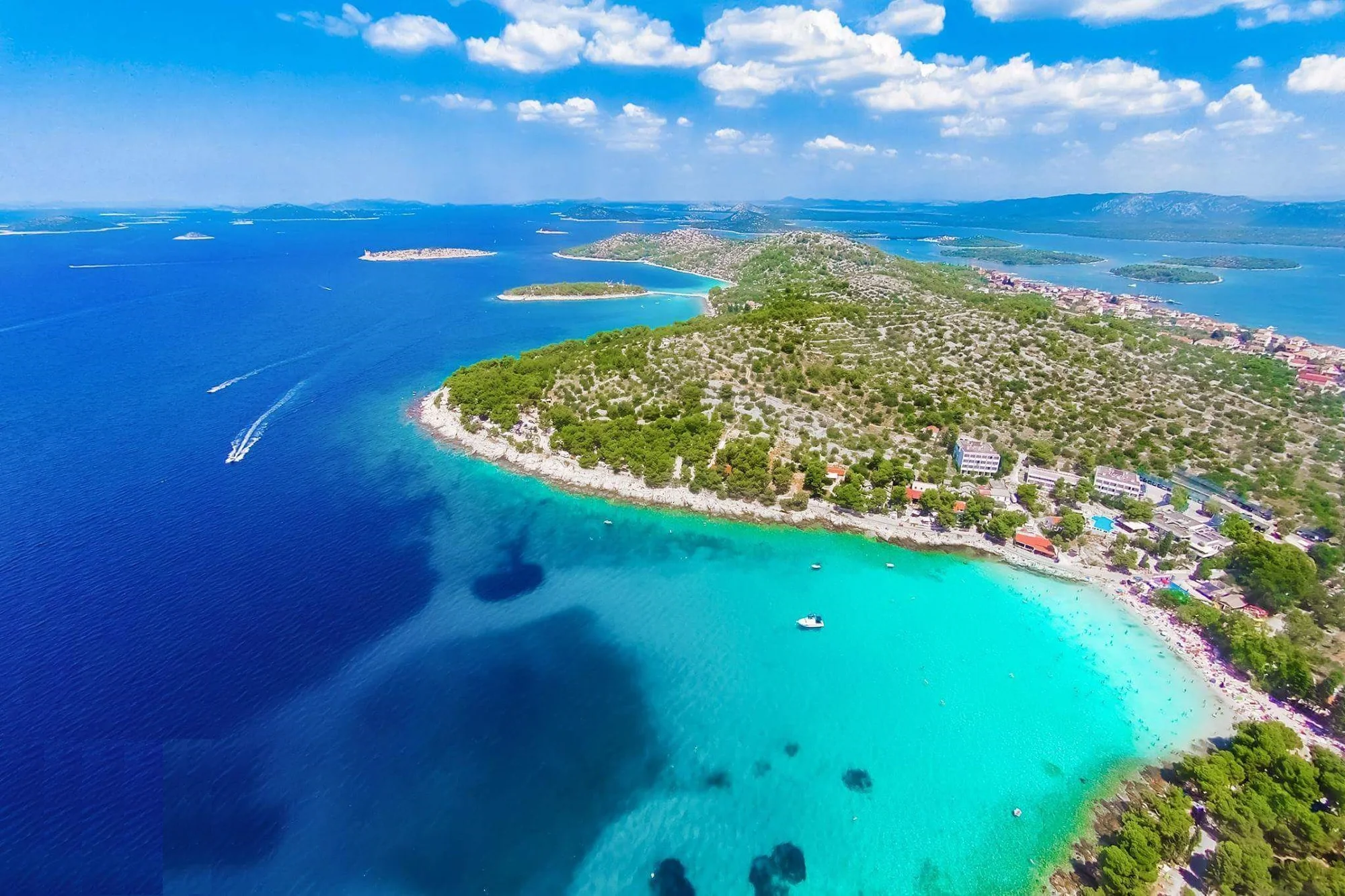 Dovolená v severní Dalmácii: 3* resort u pláže Slanica, polopenze i bazén