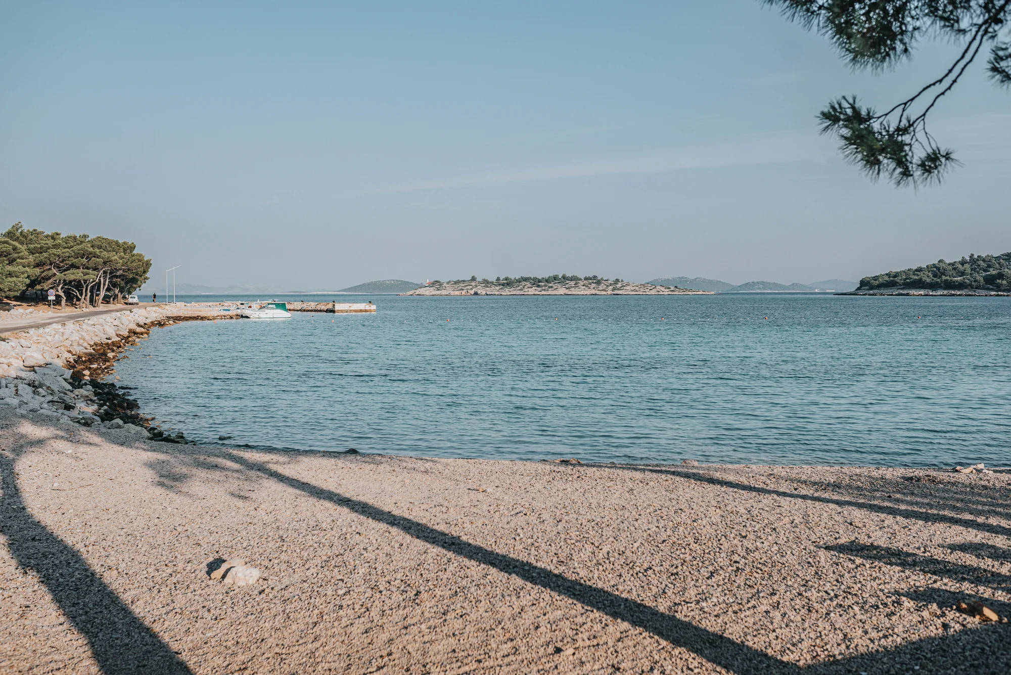 Dovolená v severní Dalmácii: 3* resort u pláže Slanica, polopenze i bazén