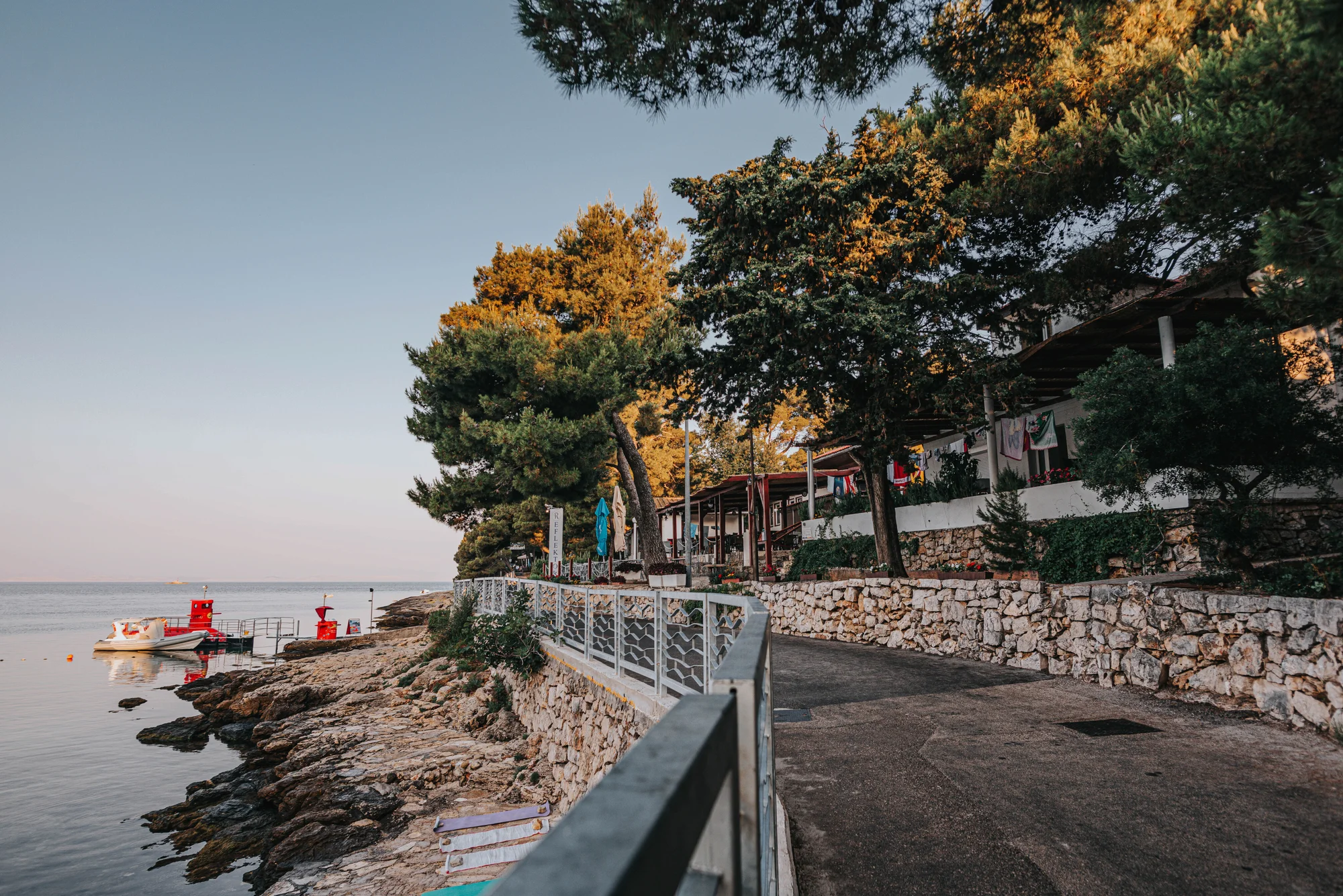 Dovolená v severní Dalmácii: 3* resort u pláže Slanica, polopenze i bazén