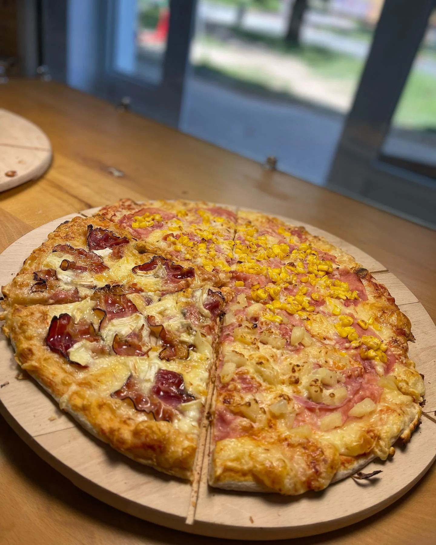 Pizza o průměru 32 cm dle výběru k odnosu s sebou i ⅙ pizzy na tácku