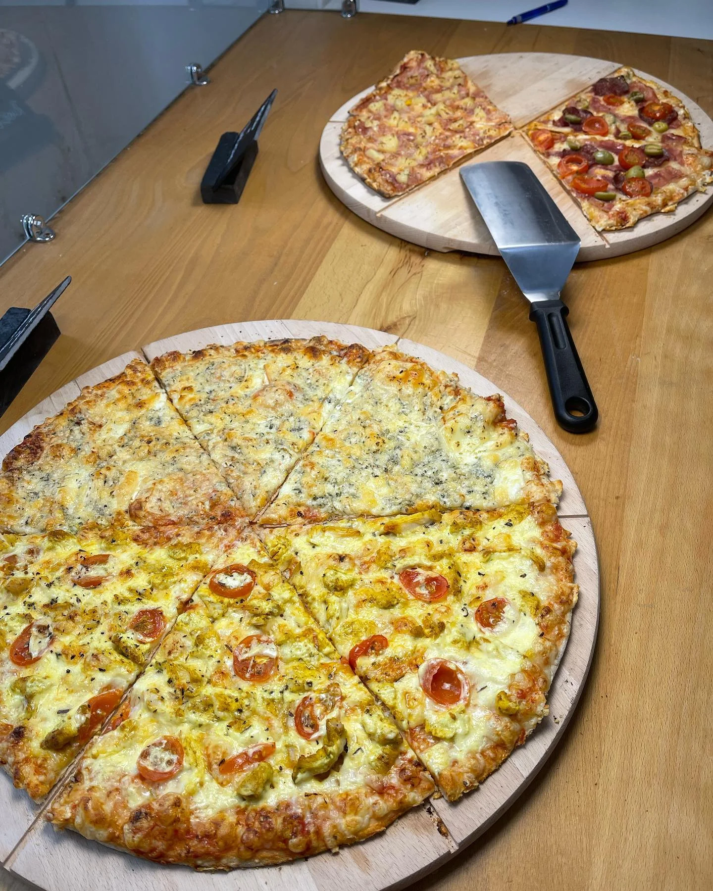 Pizza o průměru 32 cm dle výběru k odnosu s sebou i ⅙ pizzy na tácku