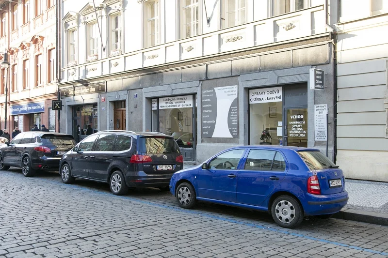 Kadeřnické balíčky: střih vč. foukané a stylingu, barvení či keratinová maska