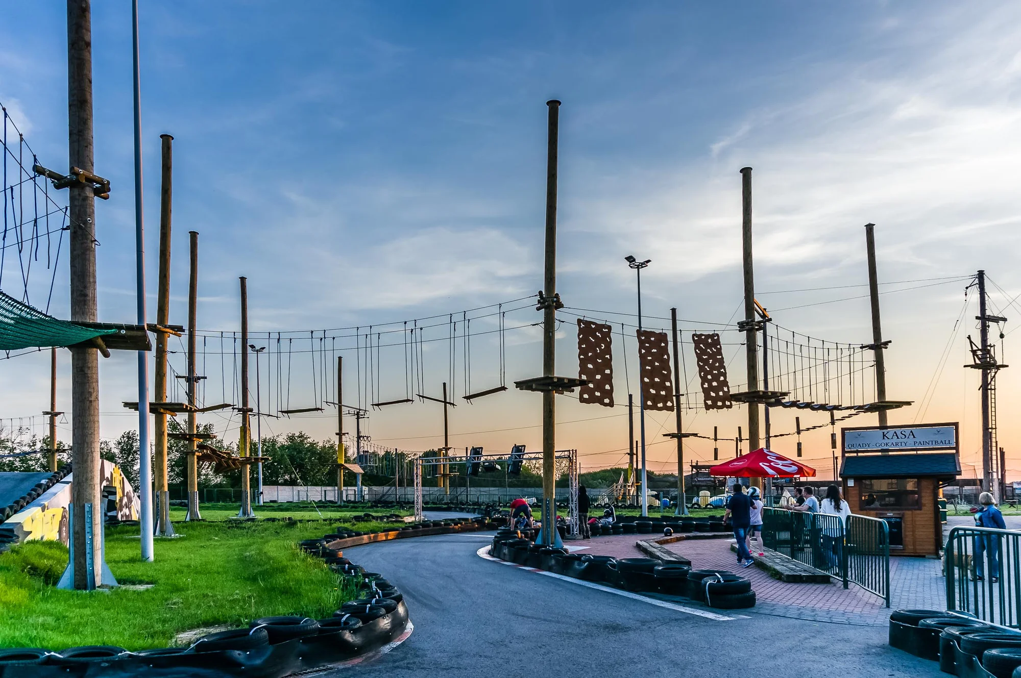 Zážitkové pobyty s jídlem i wellness: v areálu střelnice, lanový park, motokáry a další