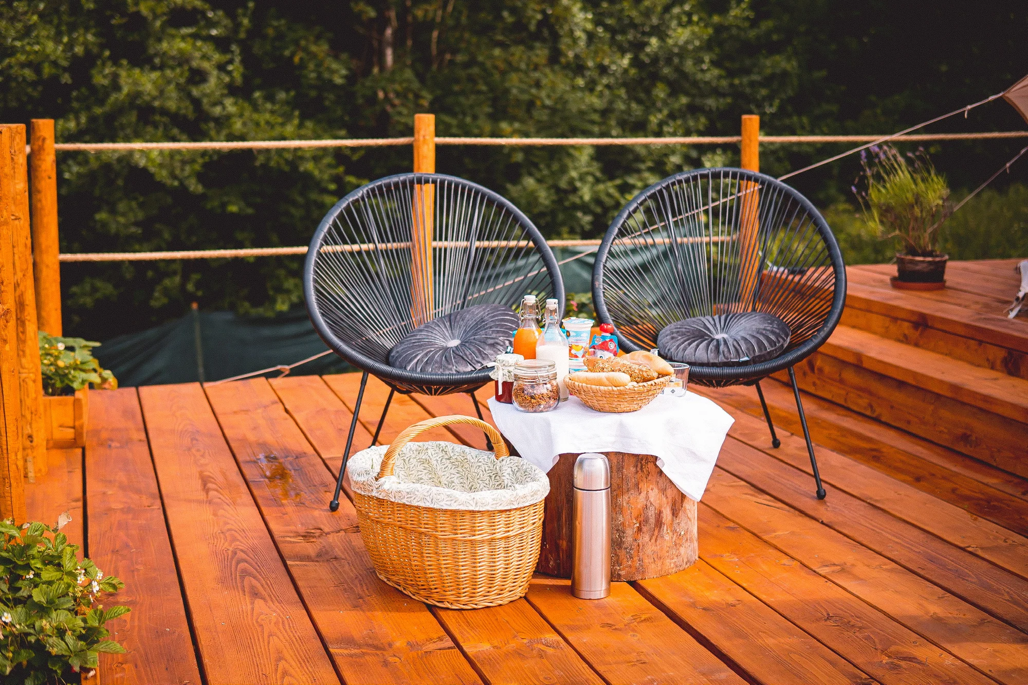 Glamping na pomezí Orlických hor a Králického Sněžníku: moderní stan s terasou, grilem i snídaní