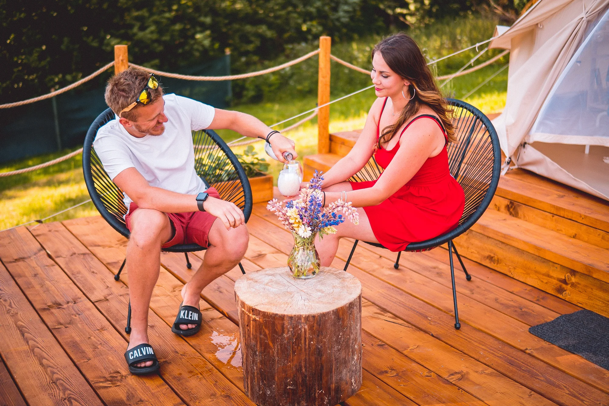 Glamping na pomezí Orlických hor a Králického Sněžníku: moderní stan s terasou, grilem i snídaní