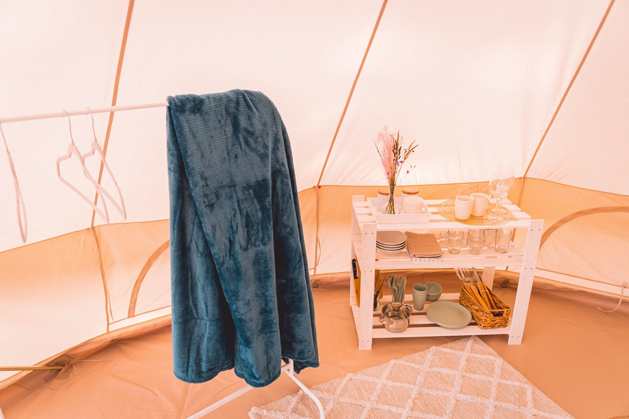 Glamping na pomezí Orlických hor a Králického Sněžníku: moderní stan s terasou, grilem i snídaní