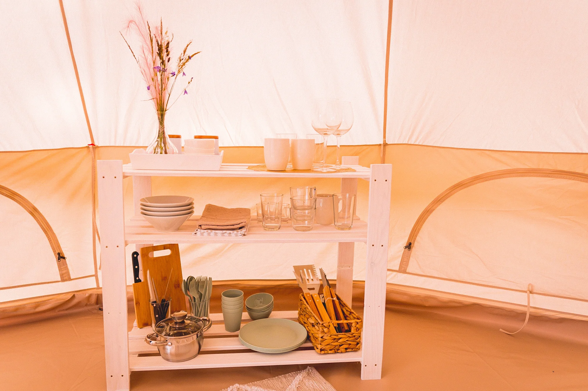 Glamping na pomezí Orlických hor a Králického Sněžníku: moderní stan s terasou, grilem i snídaní