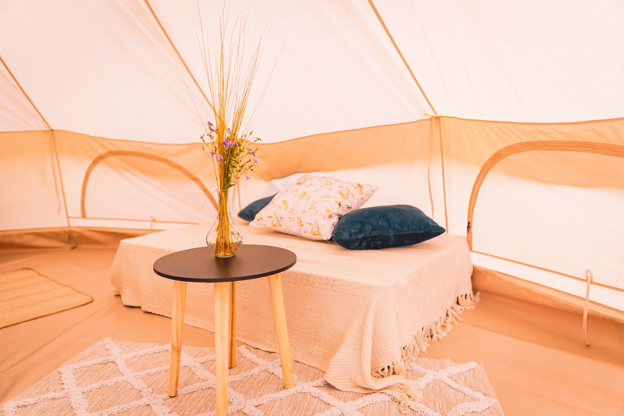 Glamping na pomezí Orlických hor a Králického Sněžníku: moderní stan s terasou, grilem i snídaní