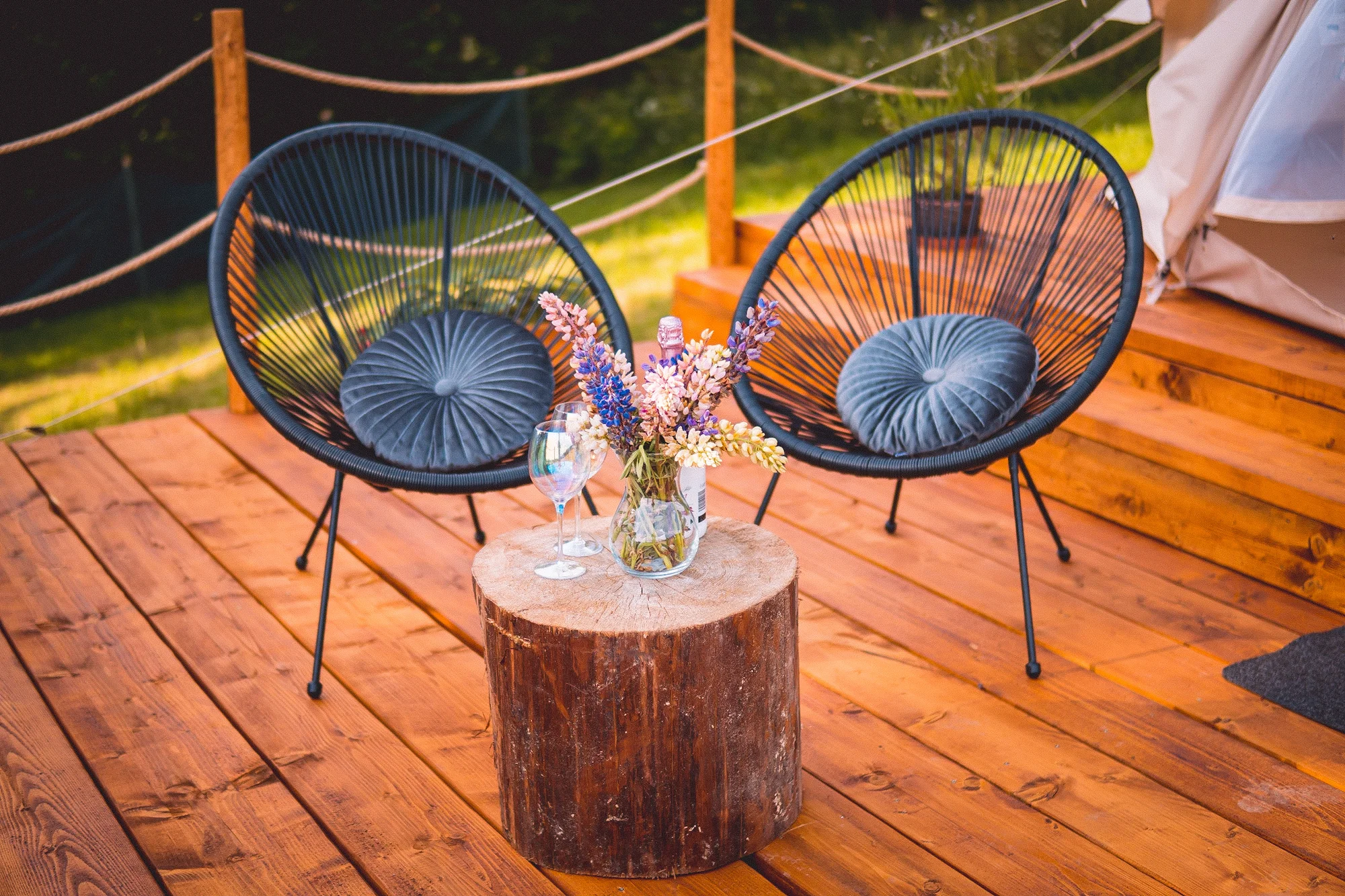 Glamping na pomezí Orlických hor a Králického Sněžníku: moderní stan s terasou, grilem i snídaní