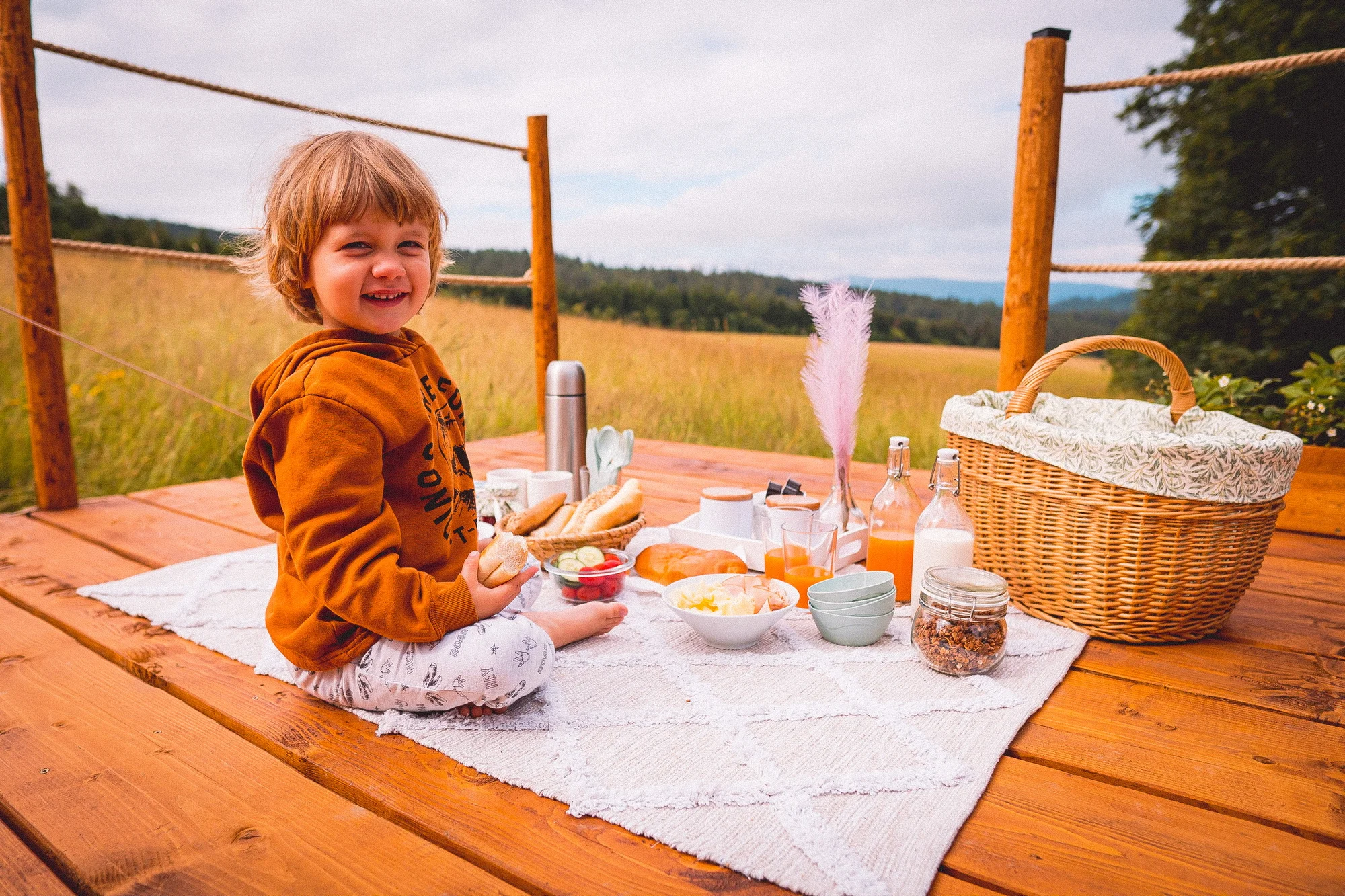 Glamping na pomezí Orlických hor a Králického Sněžníku: moderní stan s terasou, grilem i snídaní