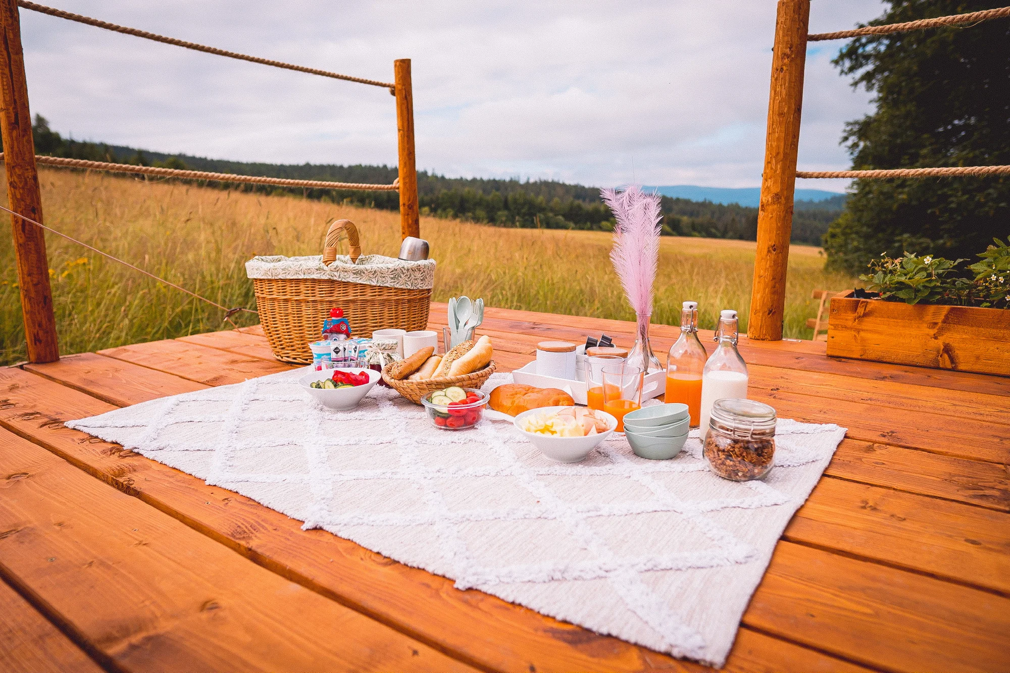 Glamping na pomezí Orlických hor a Králického Sněžníku: moderní stan s terasou, grilem i snídaní
