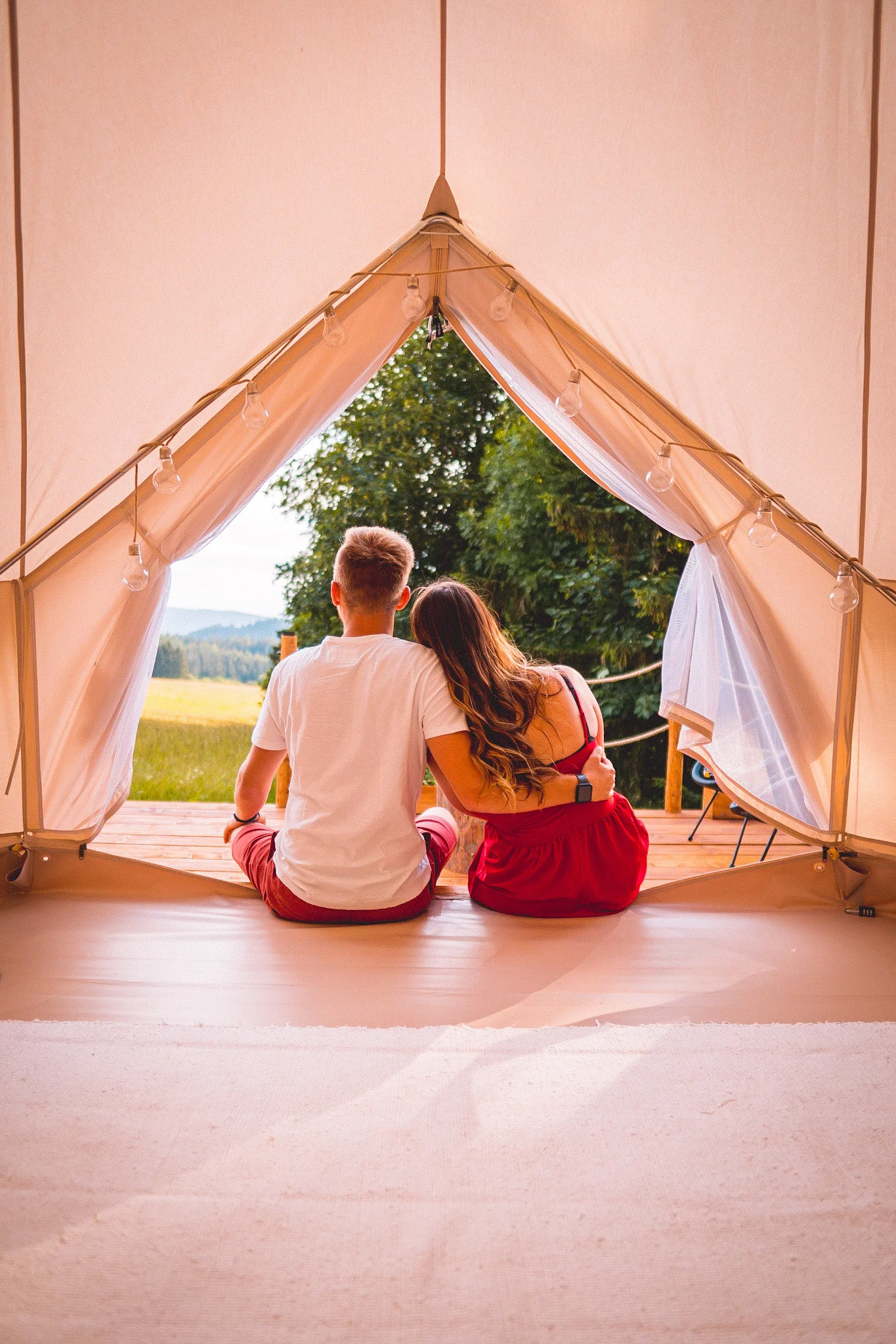 Glamping na pomezí Orlických hor a Králického Sněžníku: moderní stan s terasou, grilem i snídaní