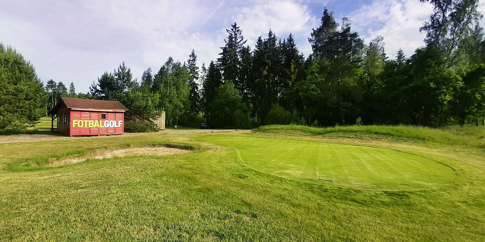 Kopněte do toho: hra fotbalgolfu pro 1 až 4 hráče i zapůjčení míče