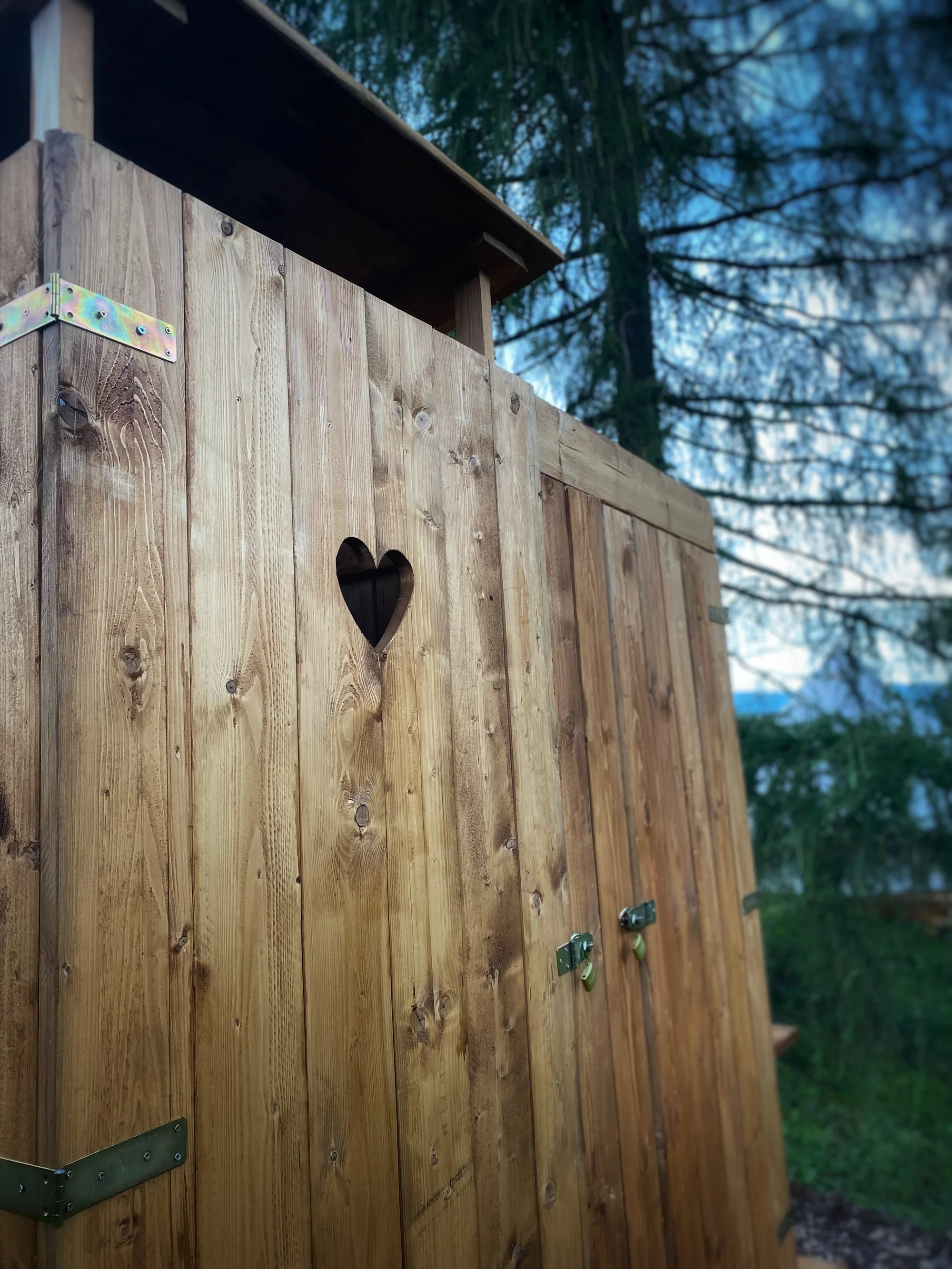 Glamping na pomezí Orlických hor a Králického Sněžníku: moderní stan s terasou, grilem i snídaní