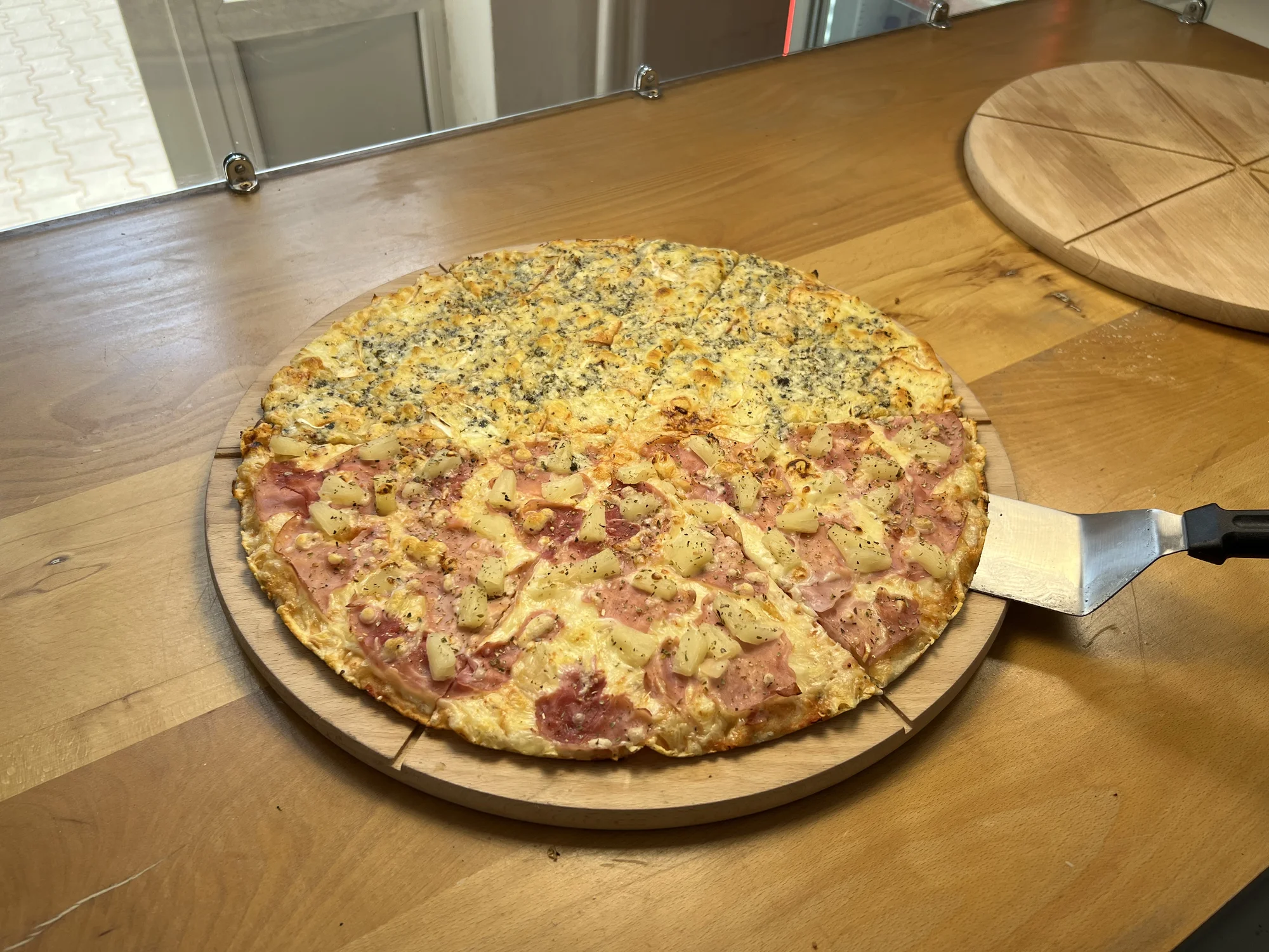 Pizza o průměru 32 cm dle výběru k odnosu s sebou i ⅙ pizzy na tácku