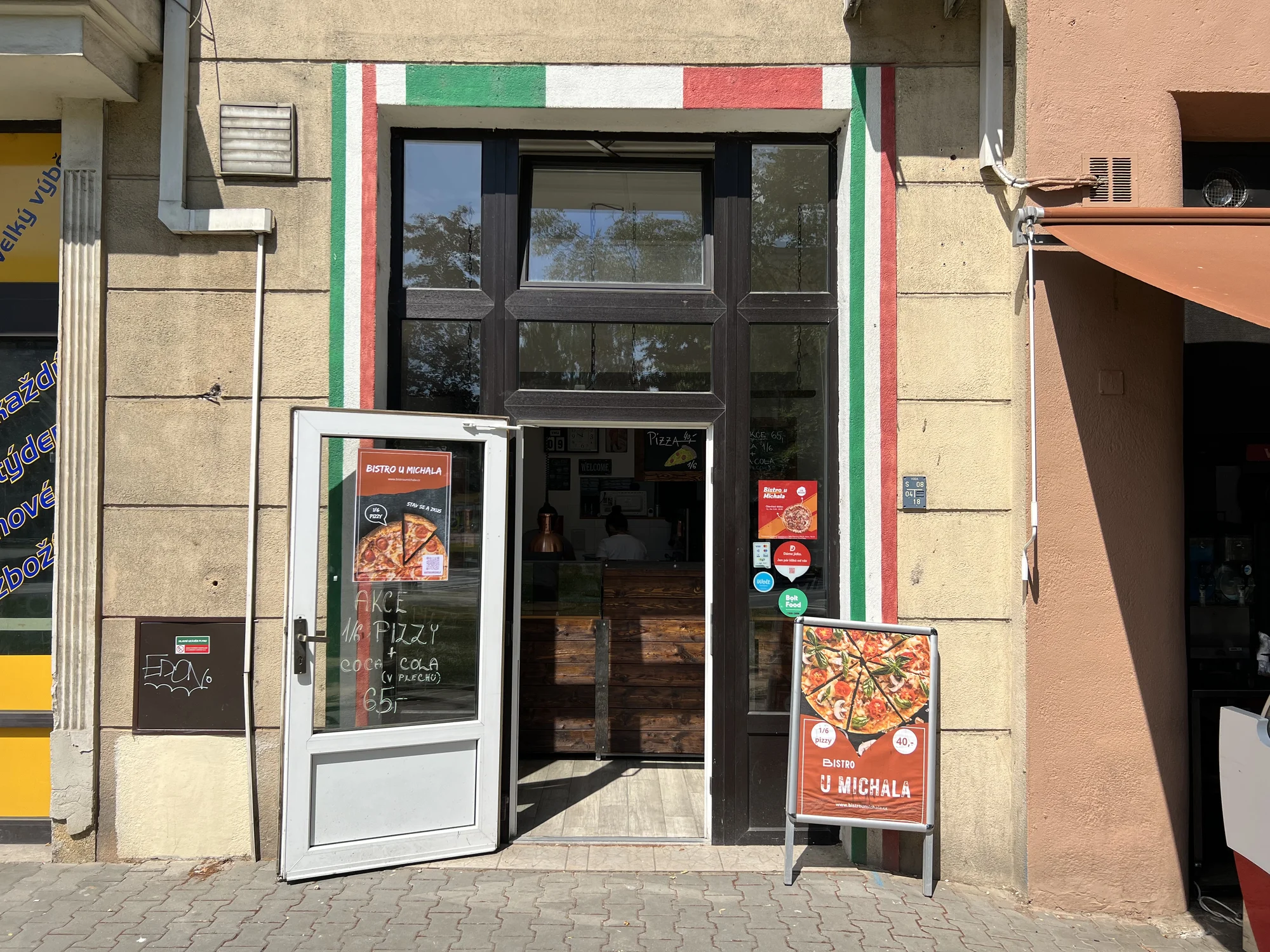 Pizza o průměru 32 cm dle výběru k odnosu s sebou i ⅙ pizzy na tácku