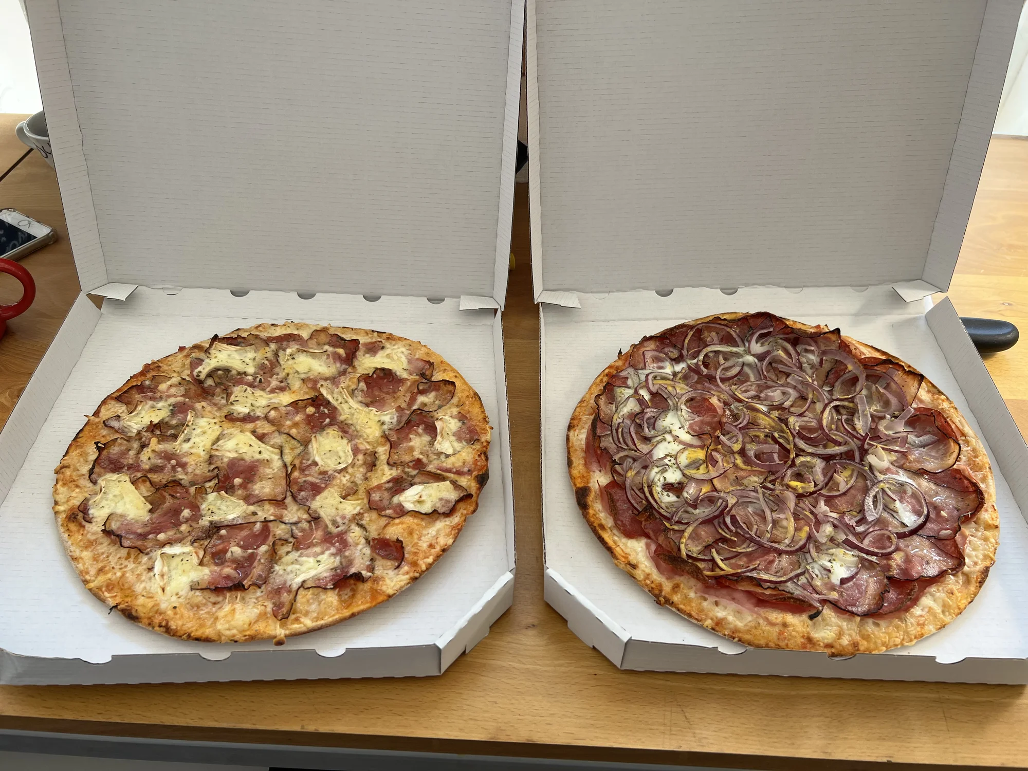 Pizza o průměru 32 cm dle výběru k odnosu s sebou i ⅙ pizzy na tácku