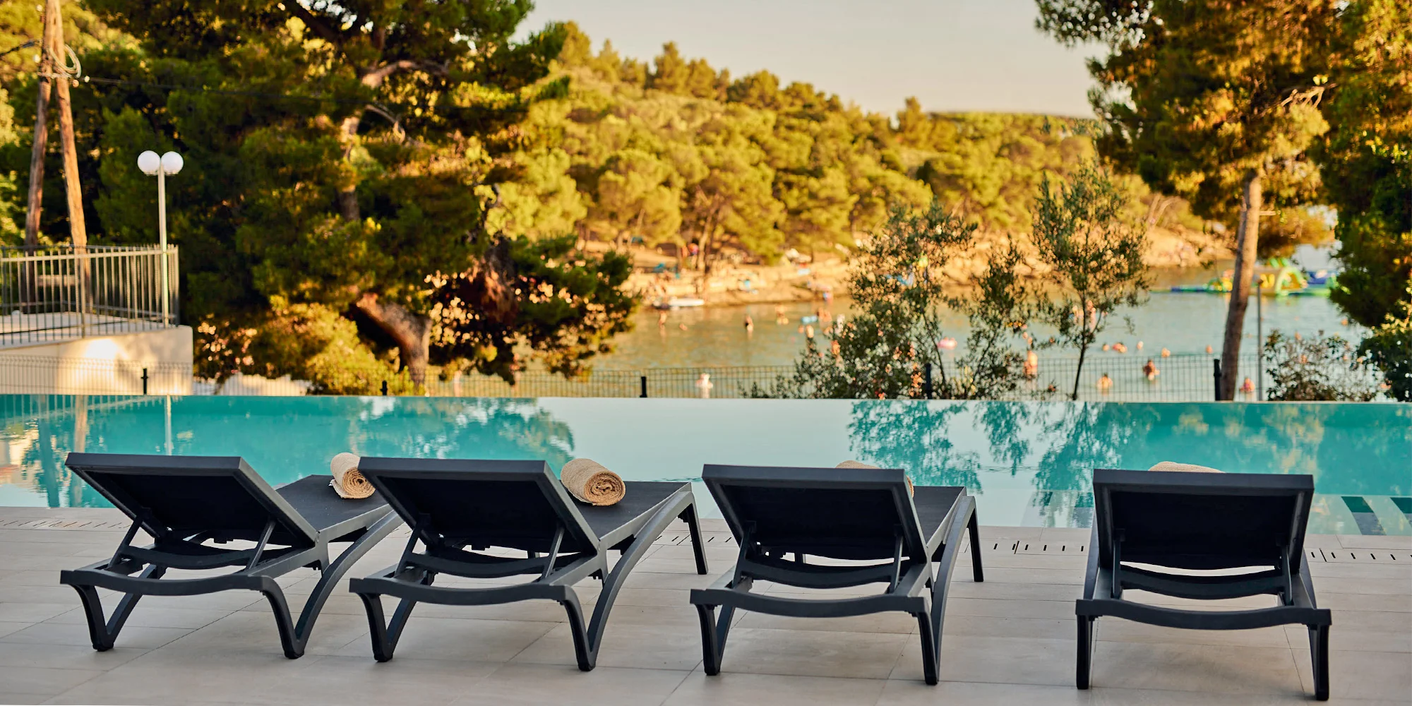 Dovolená v severní Dalmácii: 3* resort u pláže Slanica, polopenze i bazén