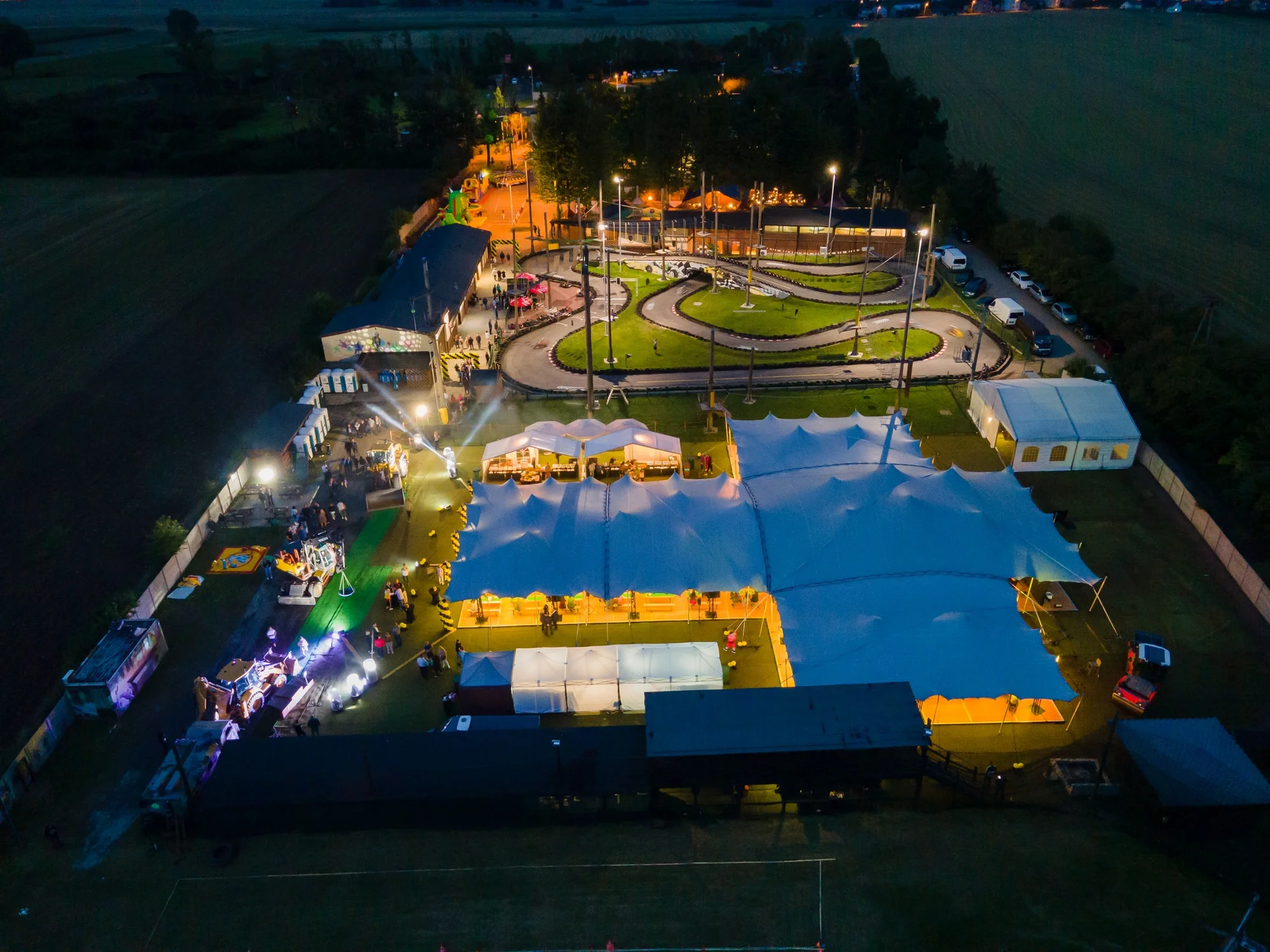 Zážitkové pobyty s jídlem i wellness: v areálu střelnice, lanový park, motokáry a další