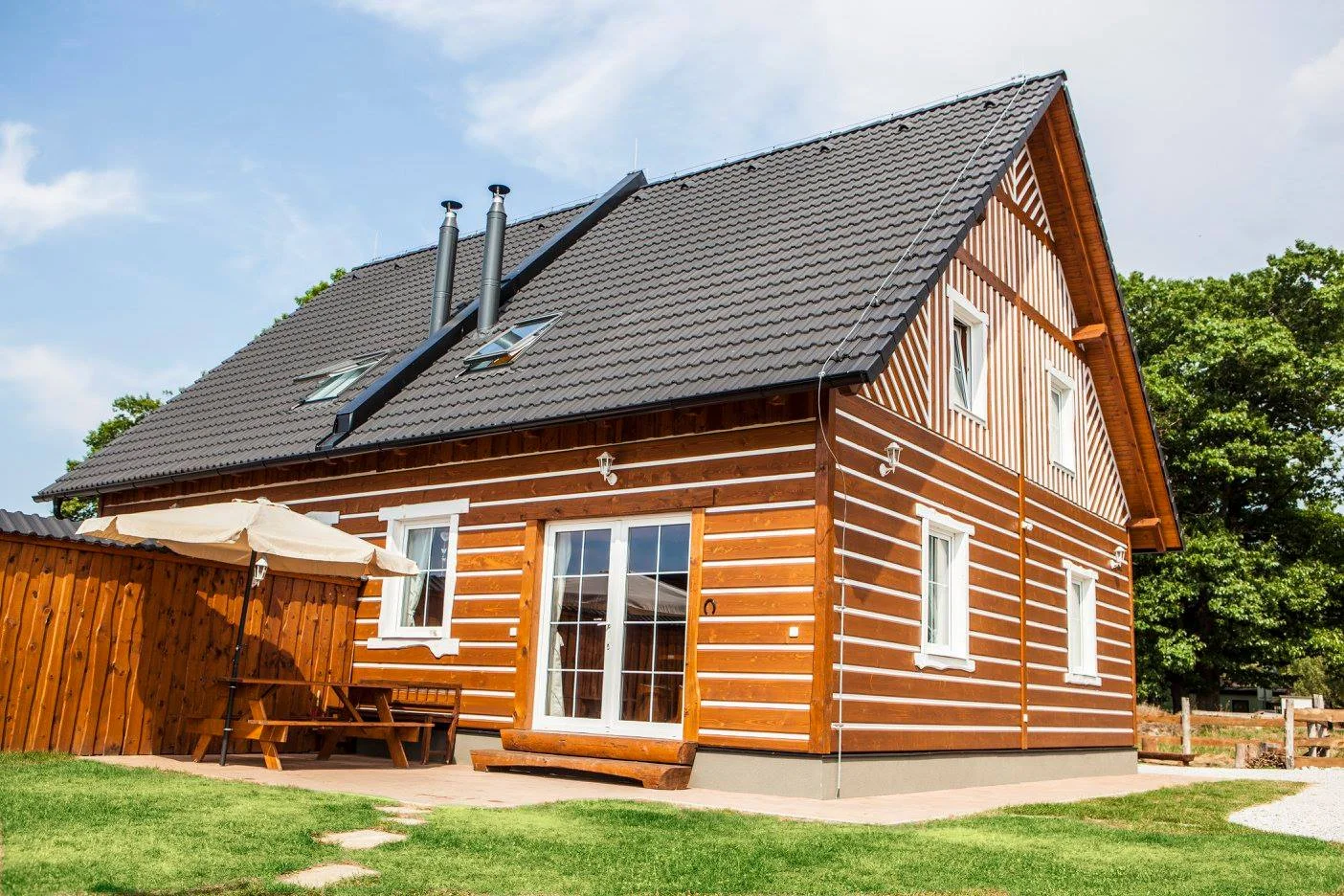 Wellness relax na Třeboňsku: roubenka se saunou, vířivkou i koupacím sudem