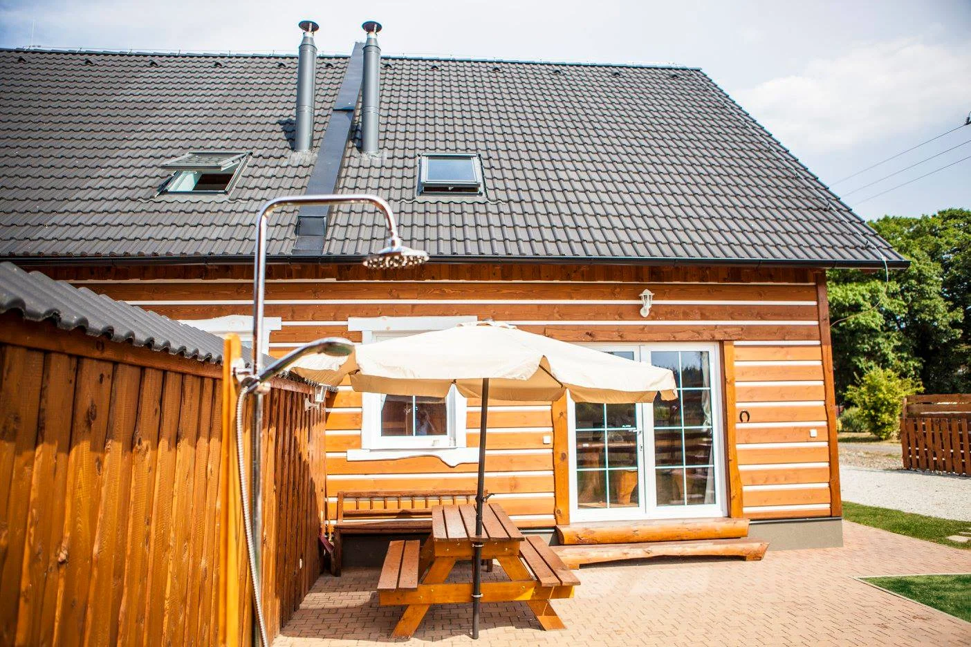 Wellness relax na Třeboňsku: roubenka se saunou, vířivkou i koupacím sudem