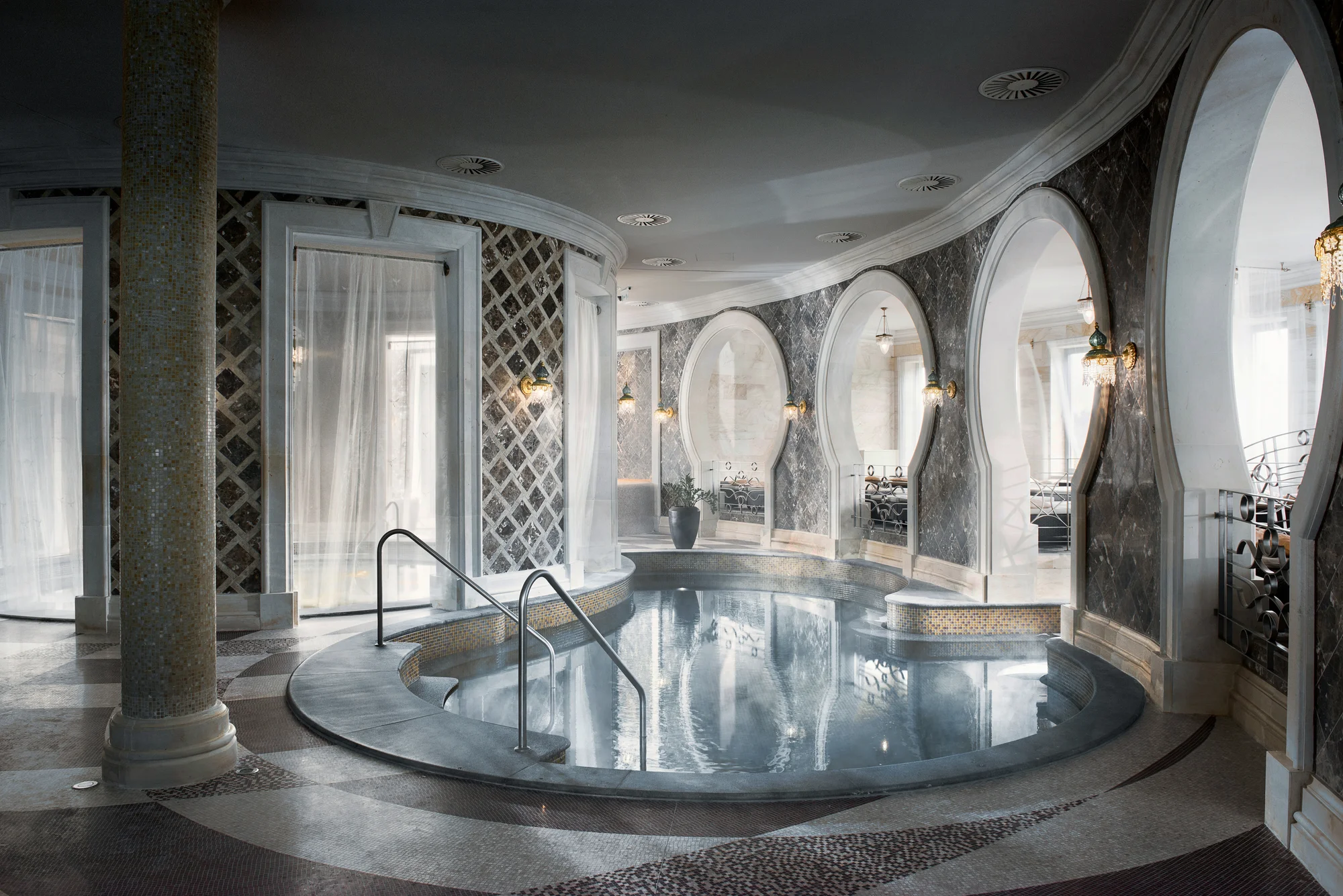 5* luxus v Sárváru: neomezený wellness a 22 bazénů, pokoj s terasou a božská gastronomie