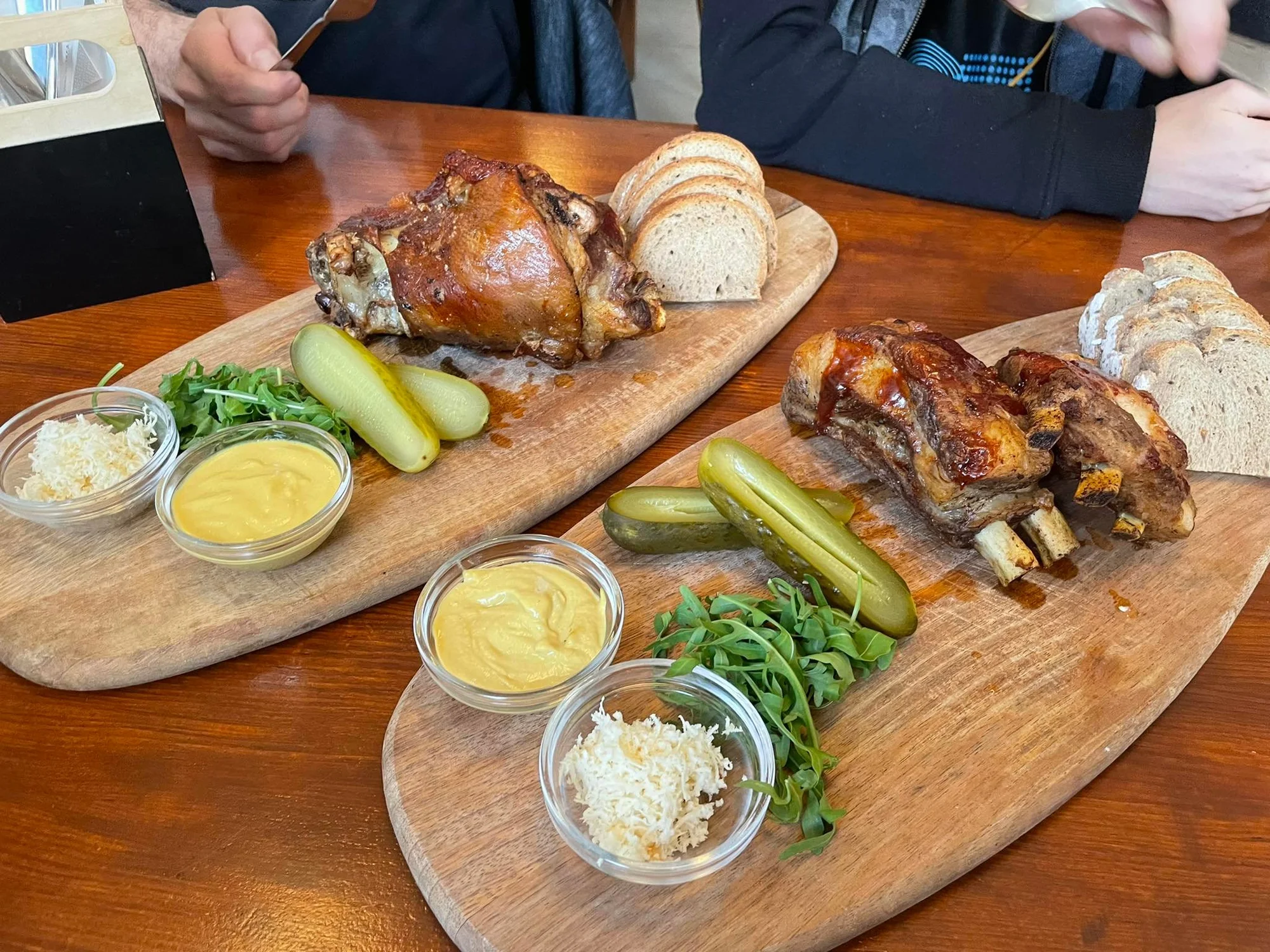 Pořádná hostina v restauraci Budějovický Budvar: 500 g grilovaných vepřových žebírek, omáčky a pečivo