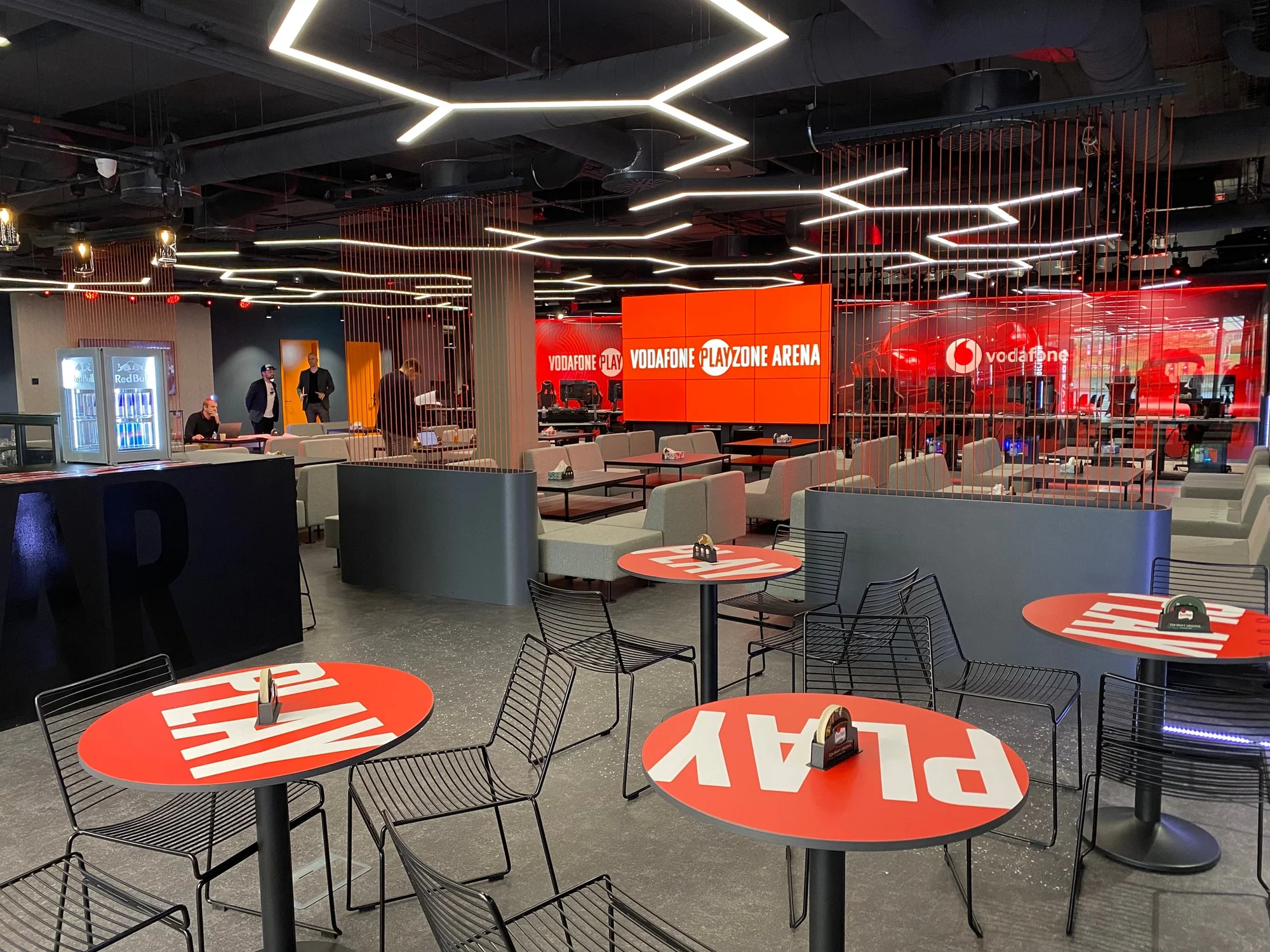 Herní balíčky plné zábavy i jídla ve Vodafone PLAYzone Arena: závodní simulátor, konzole i VR
