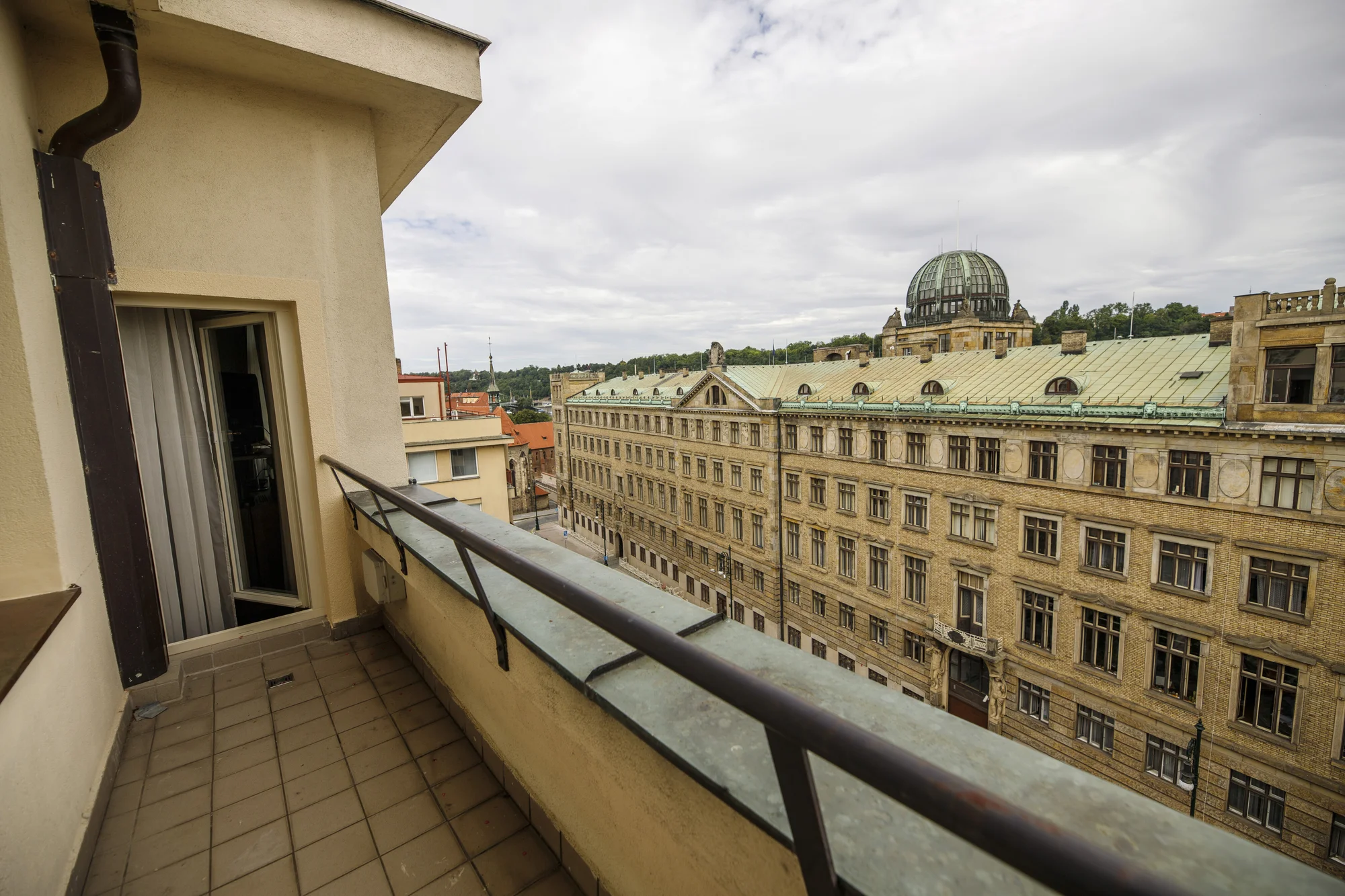 Pobyt v historickém centru Prahy: ubytování ve 4* hotelu, snídaně i luxusní pohoštění s lahví sektu