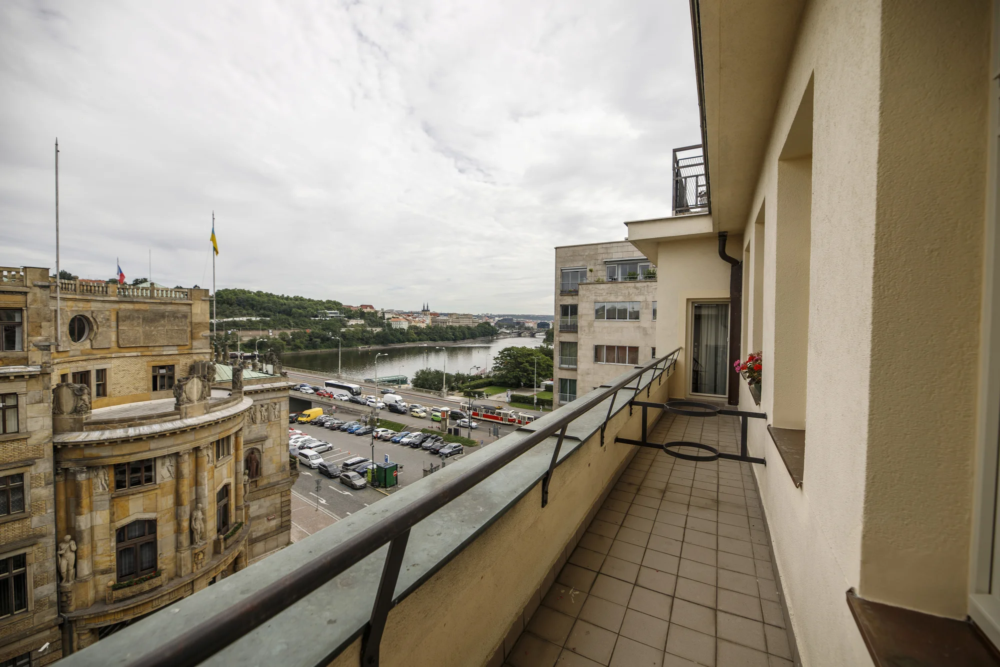 Pobyt v historickém centru Prahy: ubytování ve 4* hotelu, snídaně i luxusní pohoštění s lahví sektu