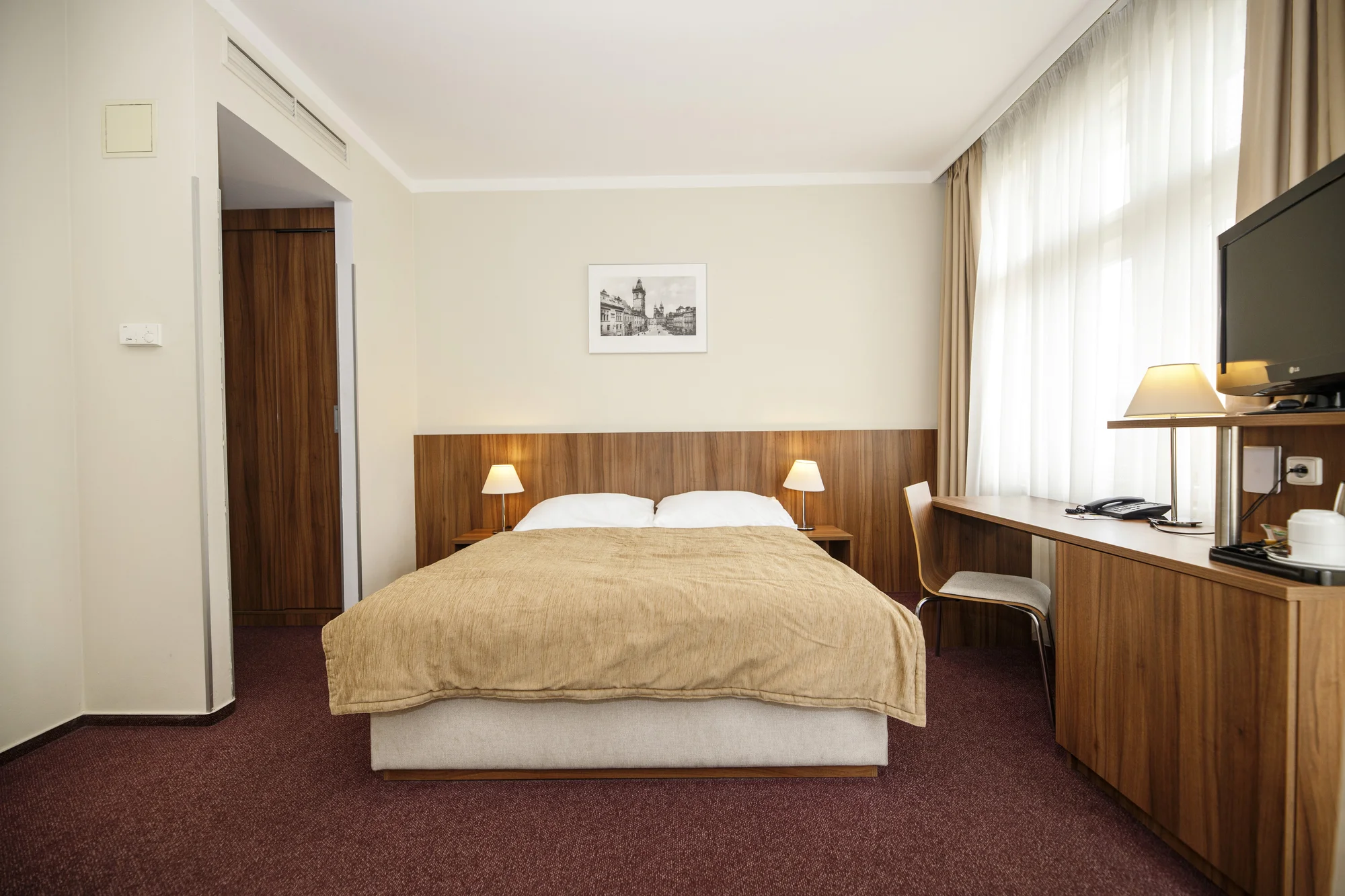 Pobyt v historickém centru Prahy: ubytování ve 4* hotelu, snídaně i luxusní pohoštění s lahví sektu