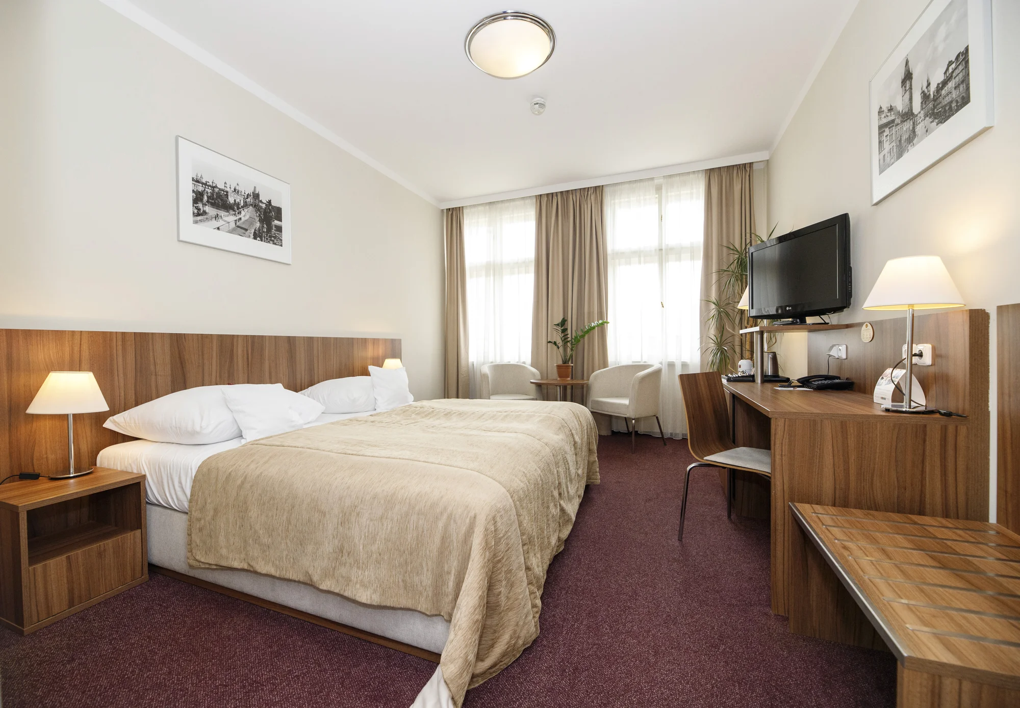 Pobyt v historickém centru Prahy: ubytování ve 4* hotelu, snídaně i luxusní pohoštění s lahví sektu
