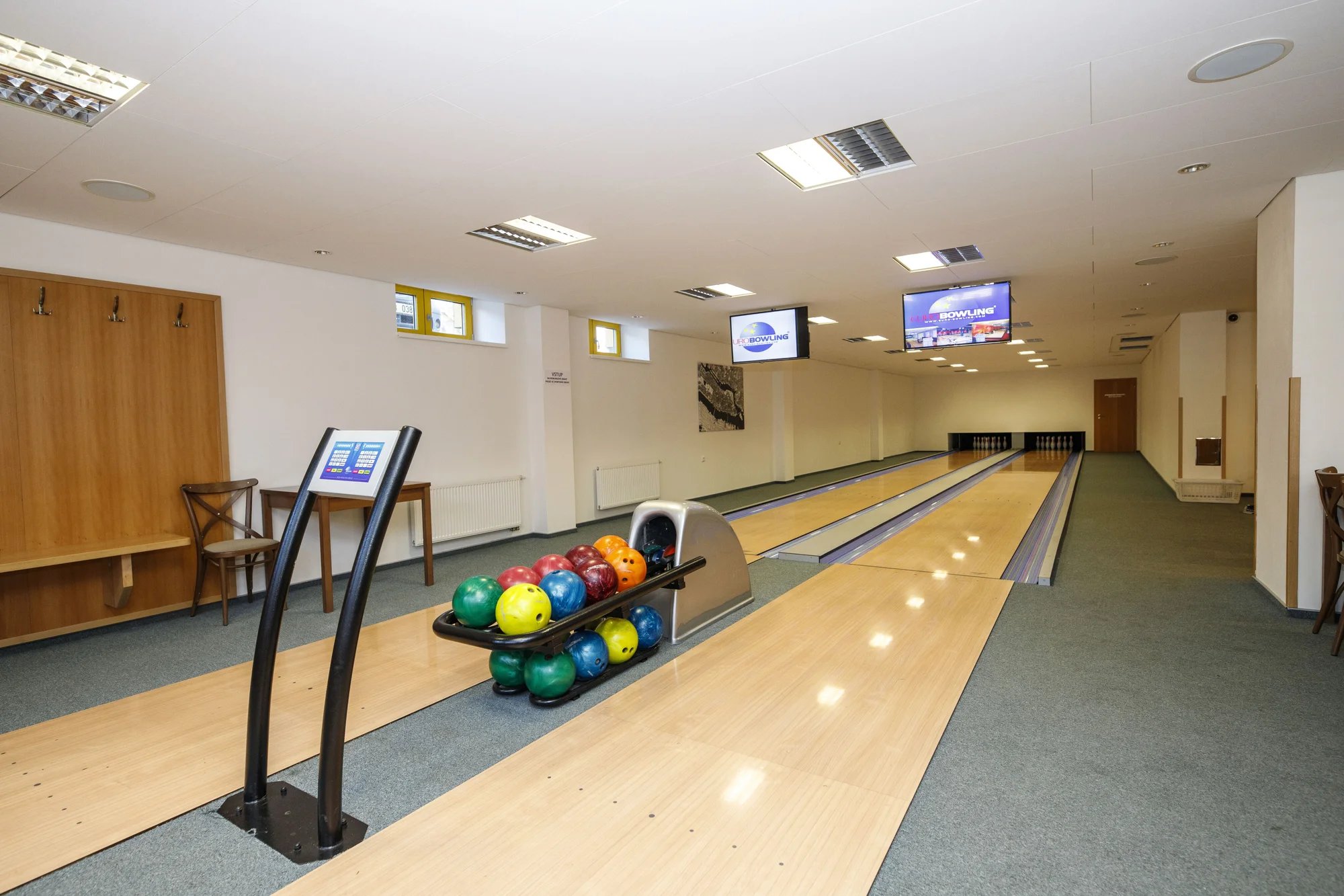 Hodina bowlingu, pizzy a nápoje podle výběru pro 2, 4 nebo 6 osob
