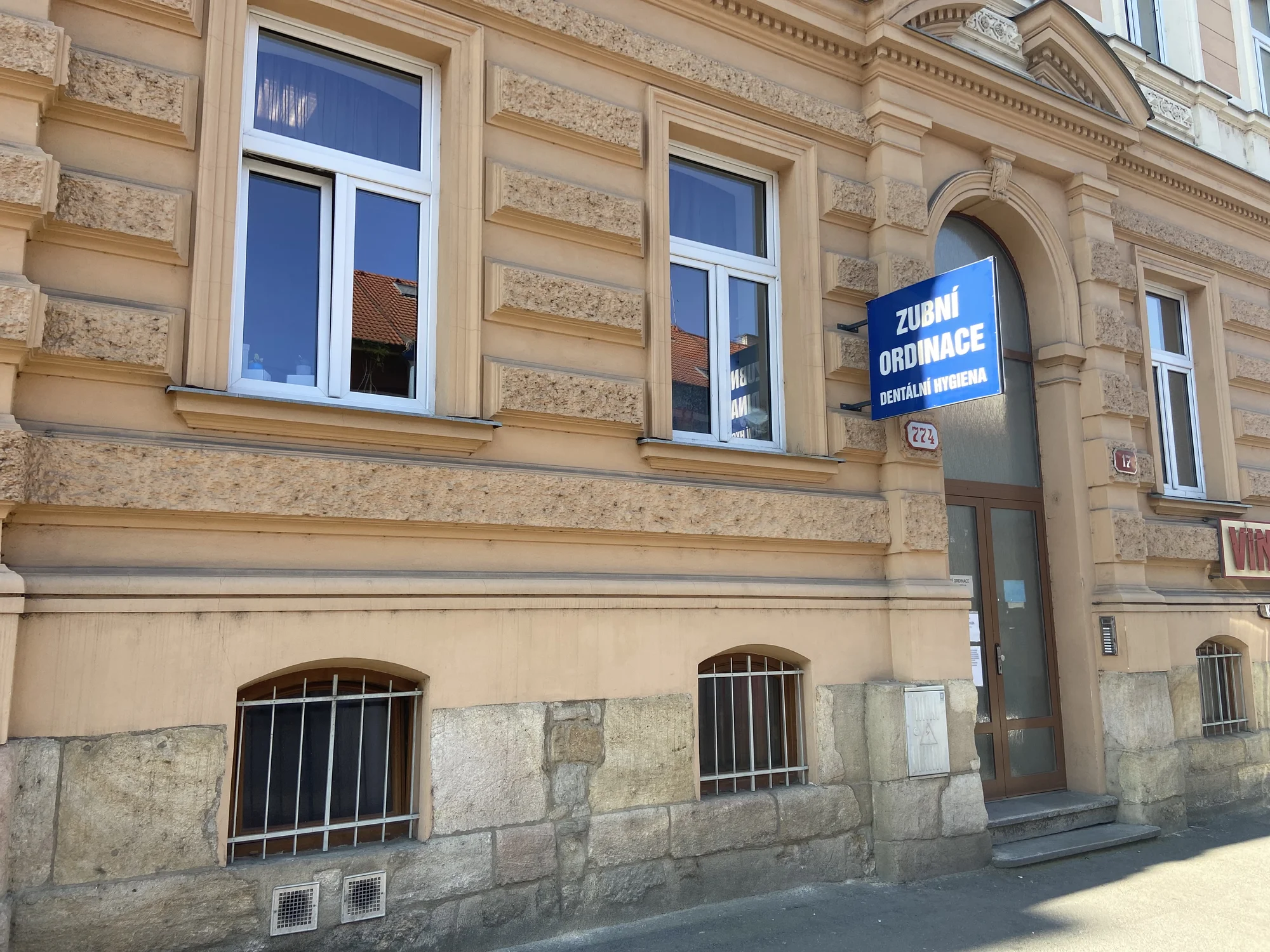 Dentální hygiena pro zářivě krásný úsměv: odstranění plaku, zubního kamene a pigmentací