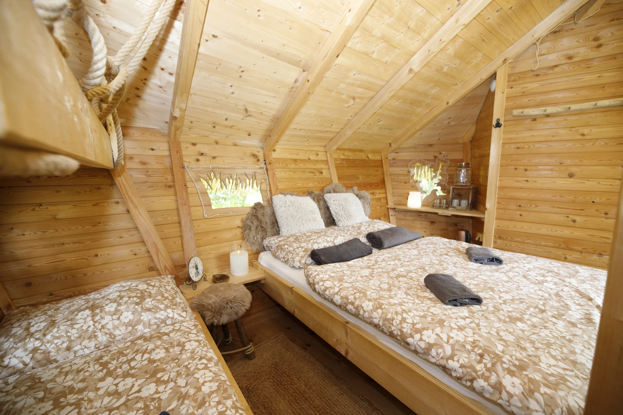 Netradiční relax v Českém ráji: domek na stromě pro 2–4 os. a zapůjčení loďky i možnost snídaňového koše