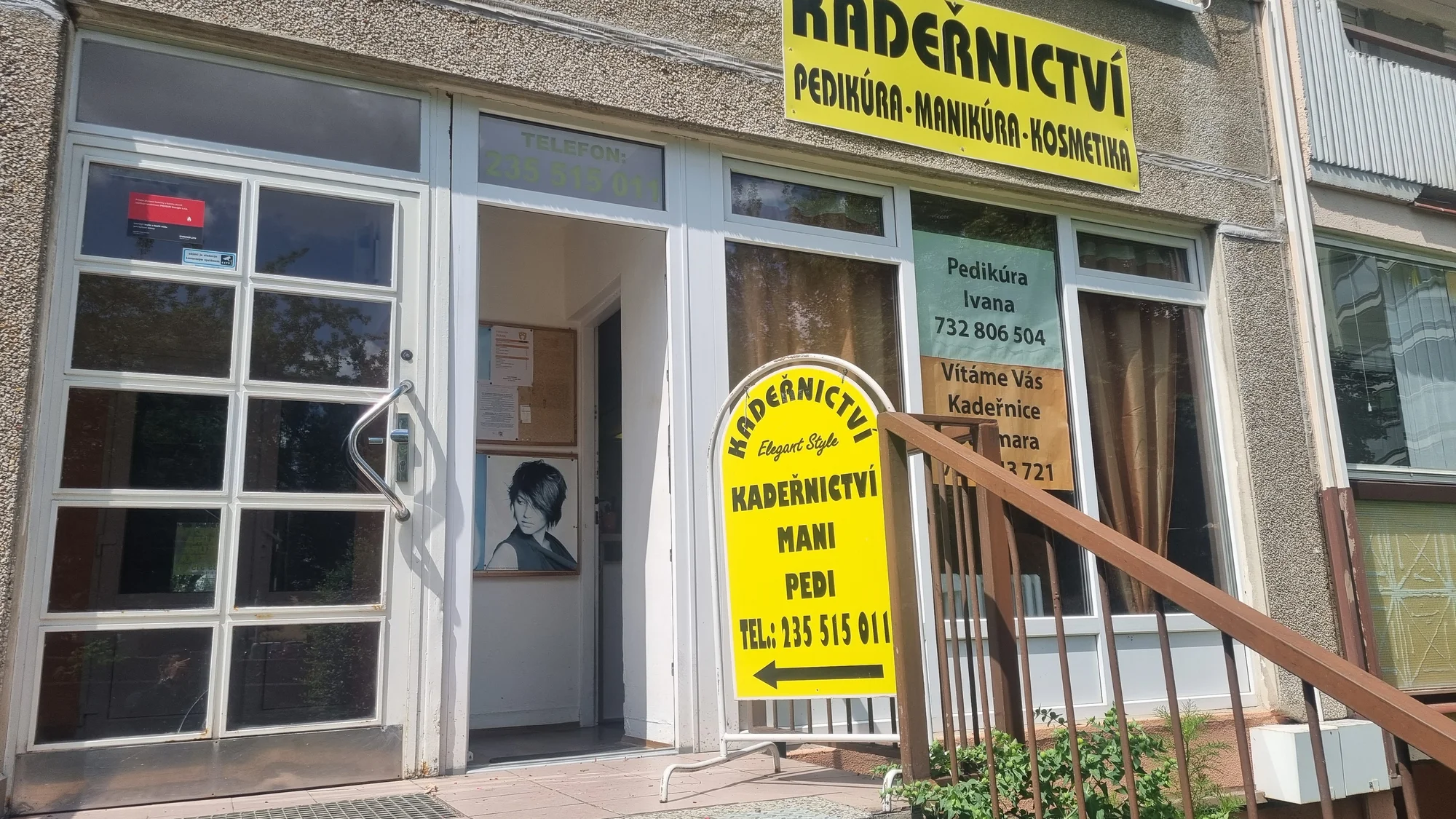 Zkrášlující péče pro nohy i ruce: Manikúra vč. P-Shine i pedikúra s lakováním